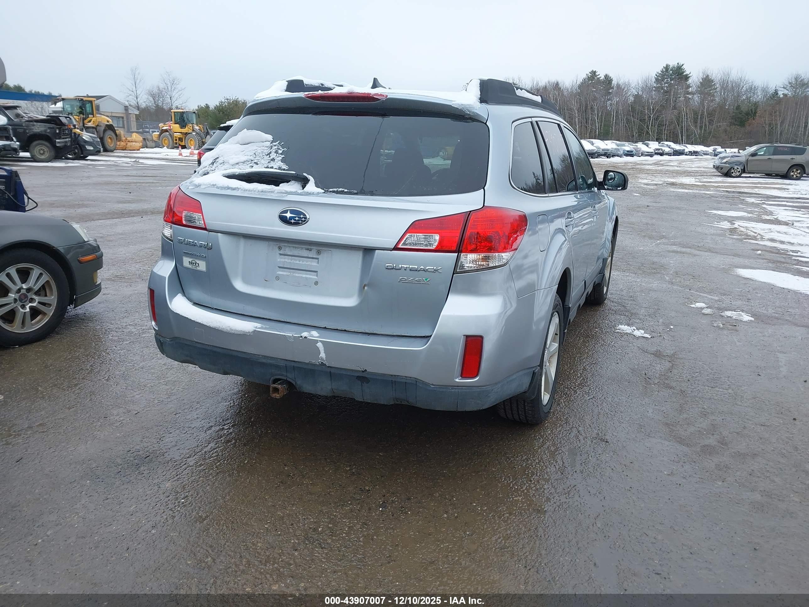 SUBARU OUTBACK image 4