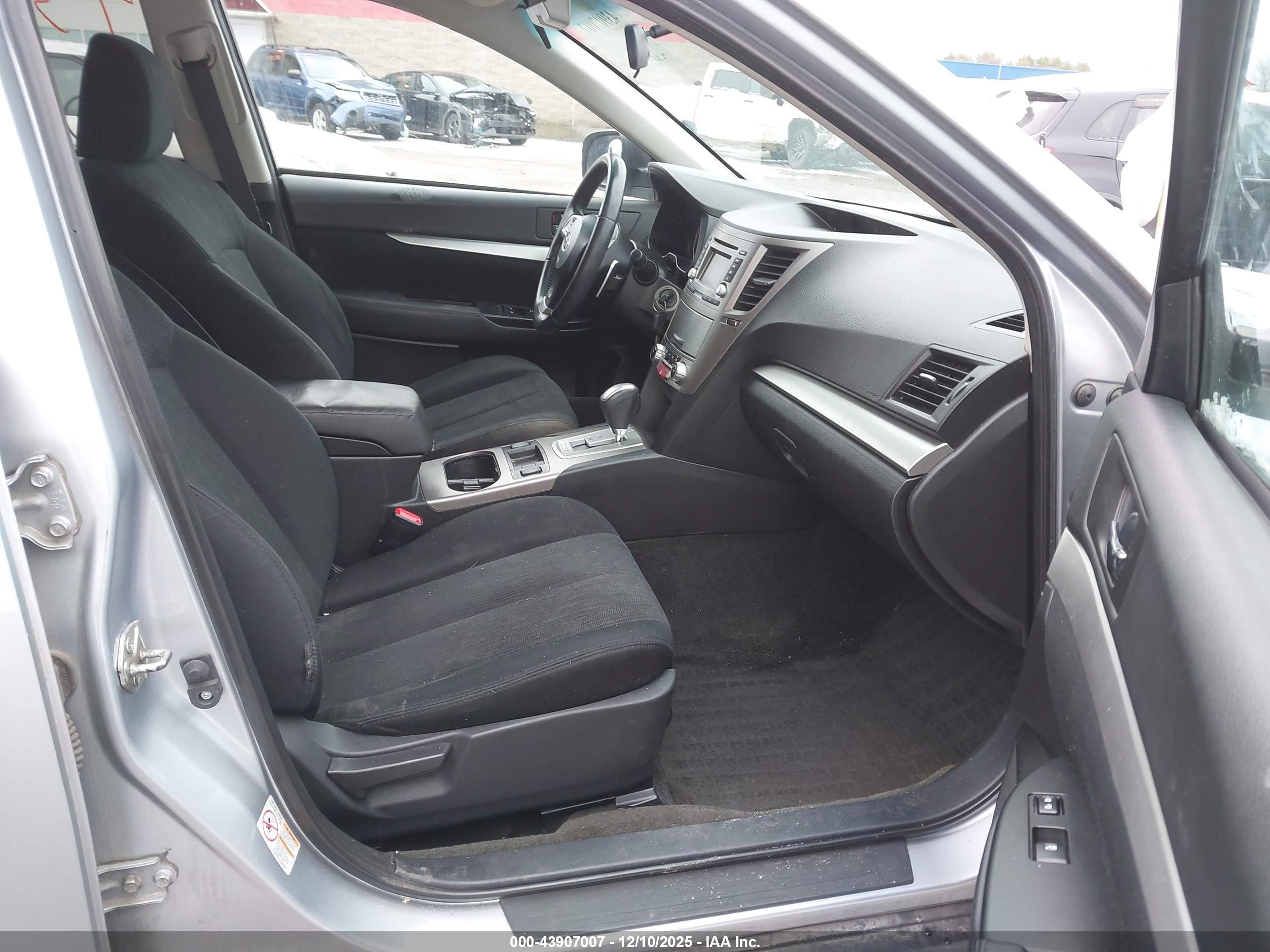 SUBARU OUTBACK image 5
