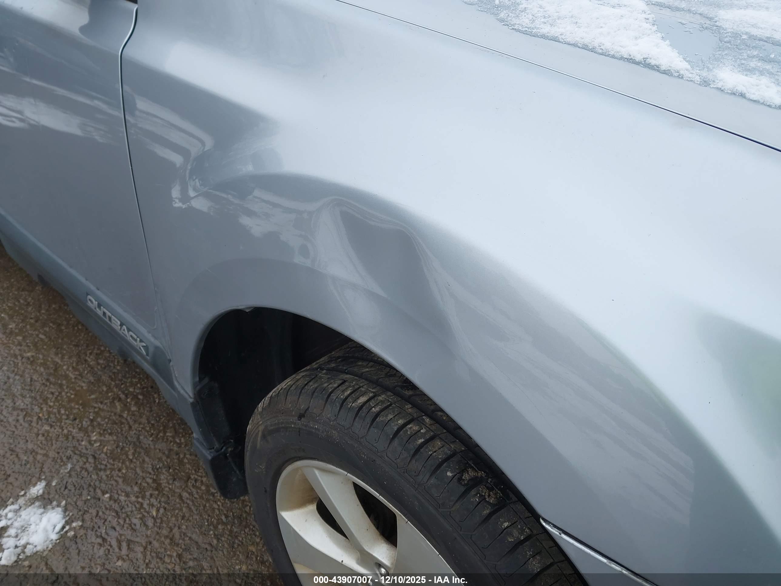 SUBARU OUTBACK image 6