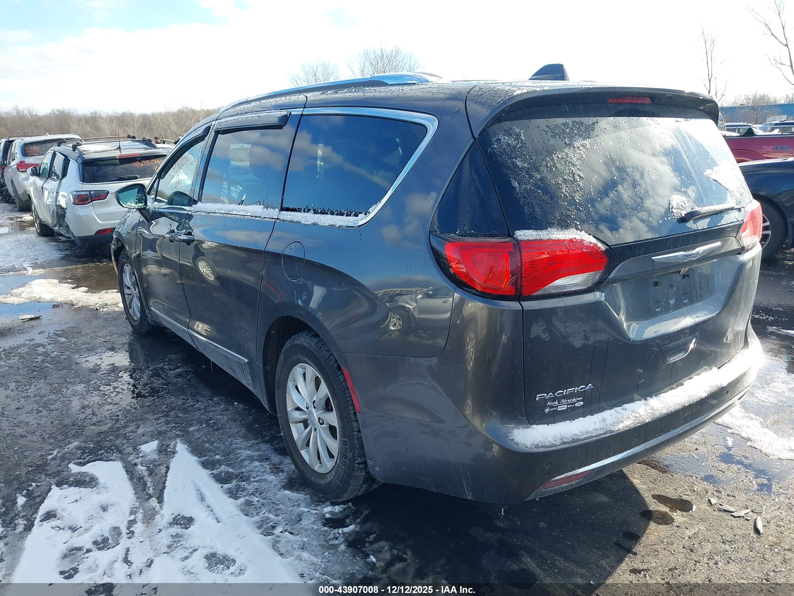 CHRYSLER PACIFICA image 3