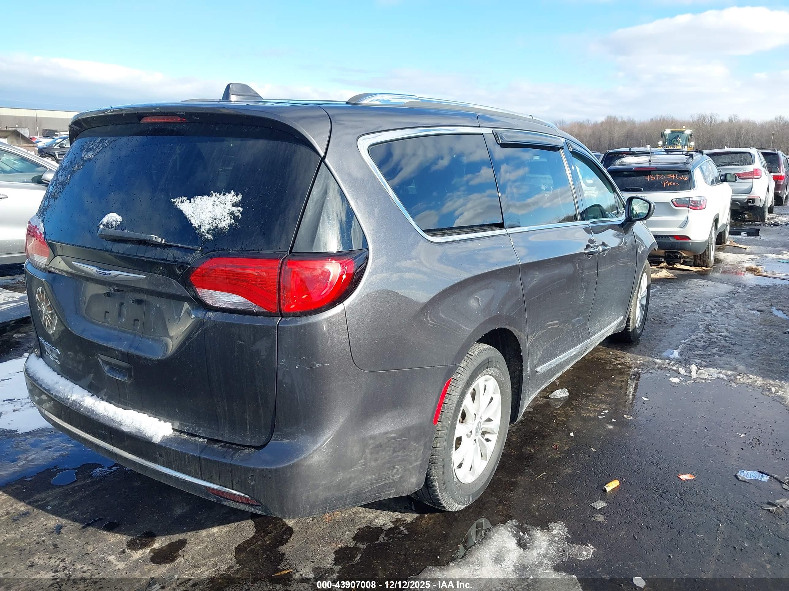 CHRYSLER PACIFICA image 4
