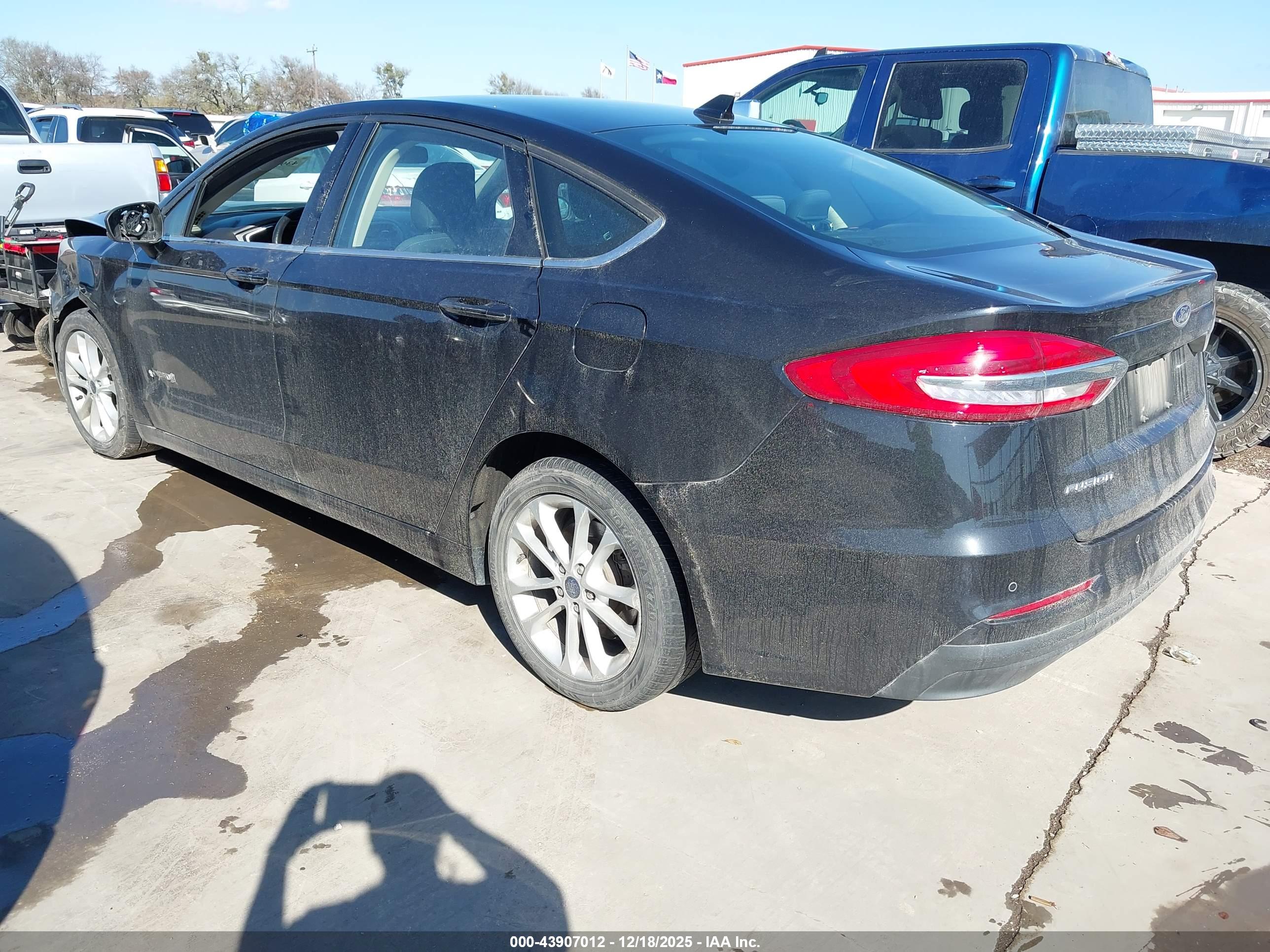 FORD FUSION image 3