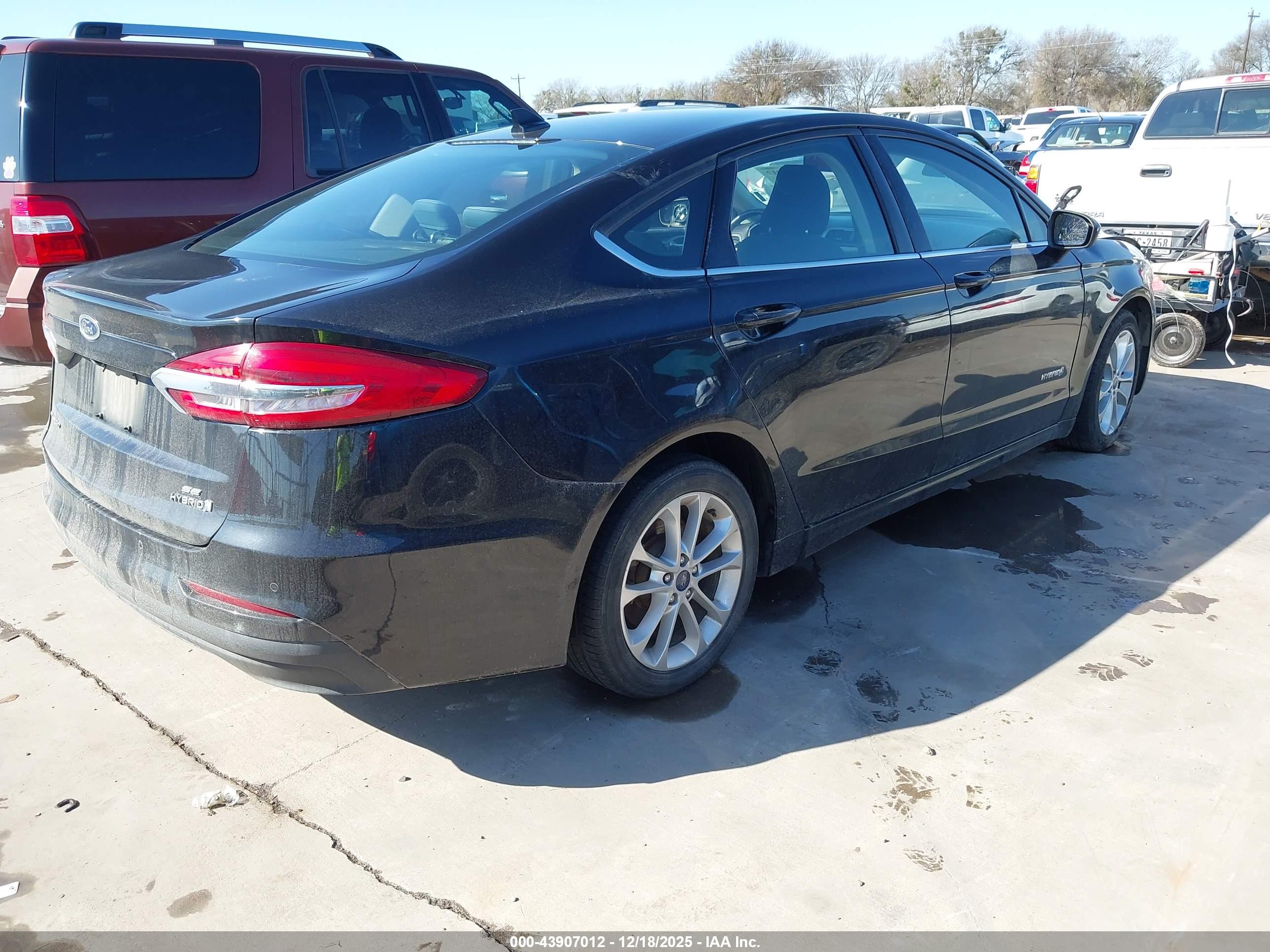 FORD FUSION image 4