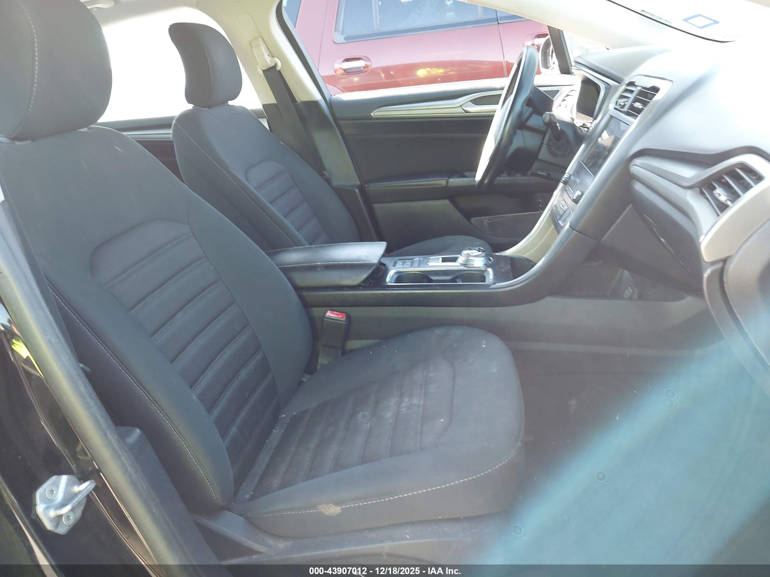 FORD FUSION image 5