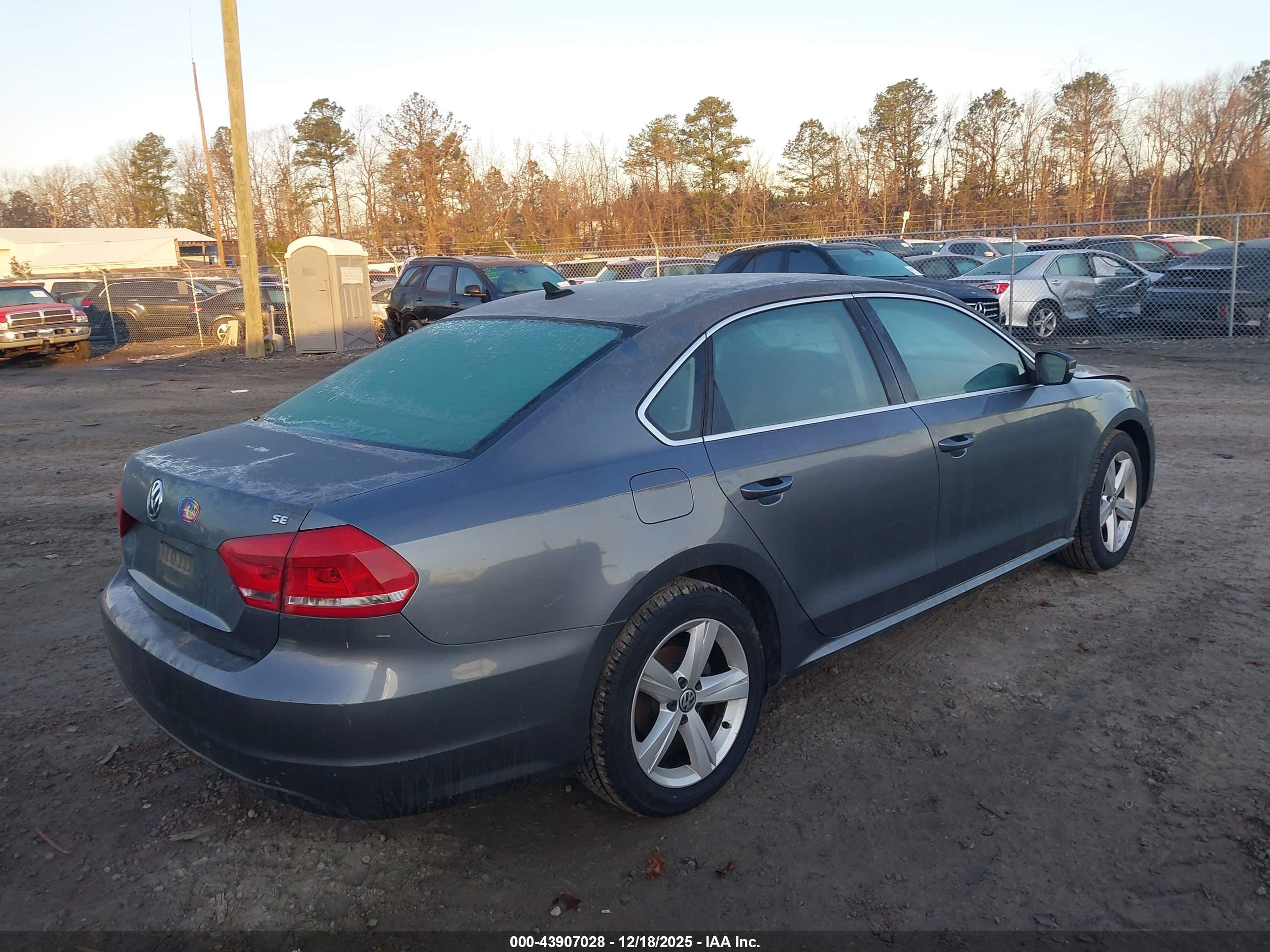 VOLKSWAGEN PASSAT image 4