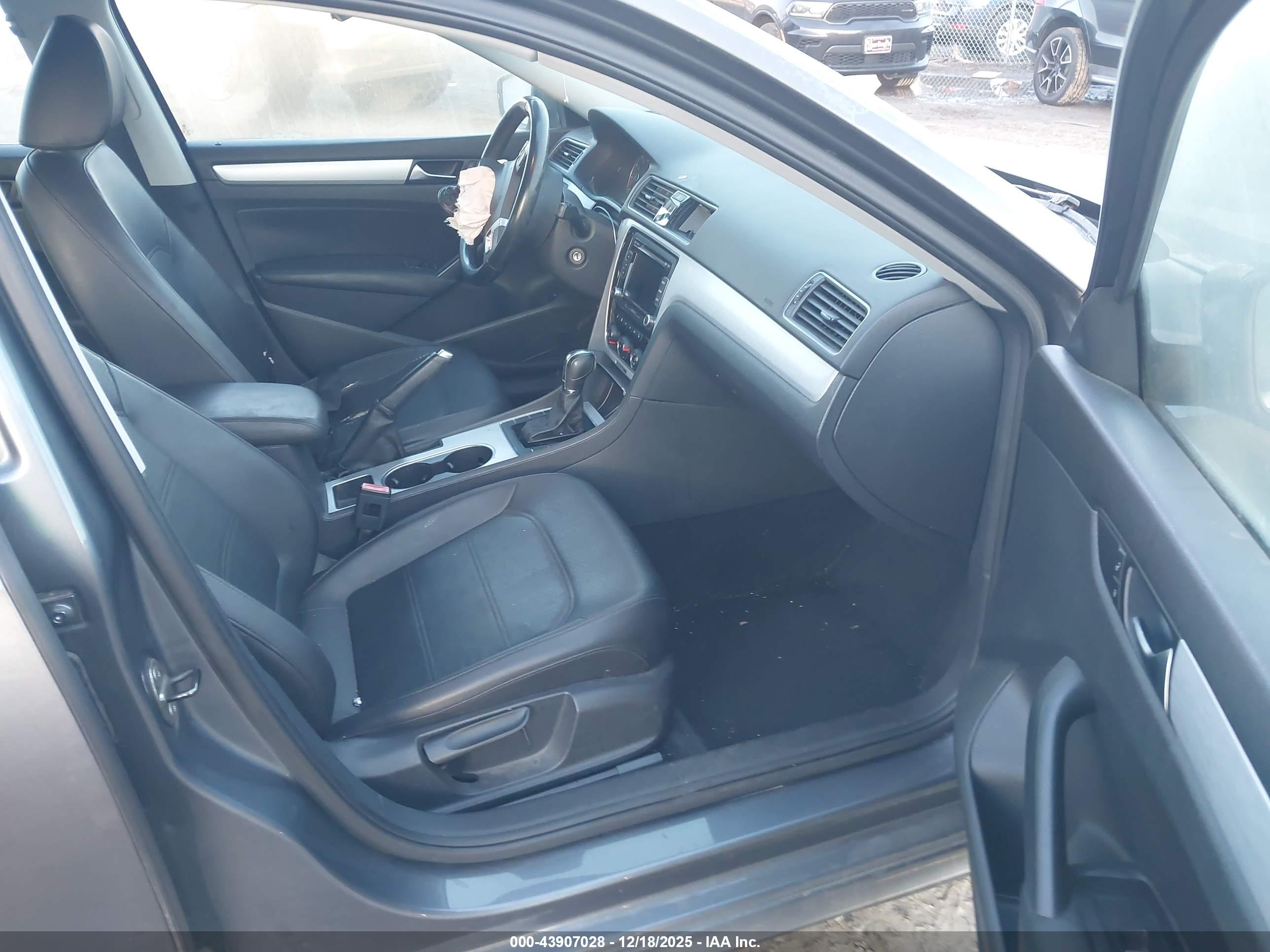 VOLKSWAGEN PASSAT image 5