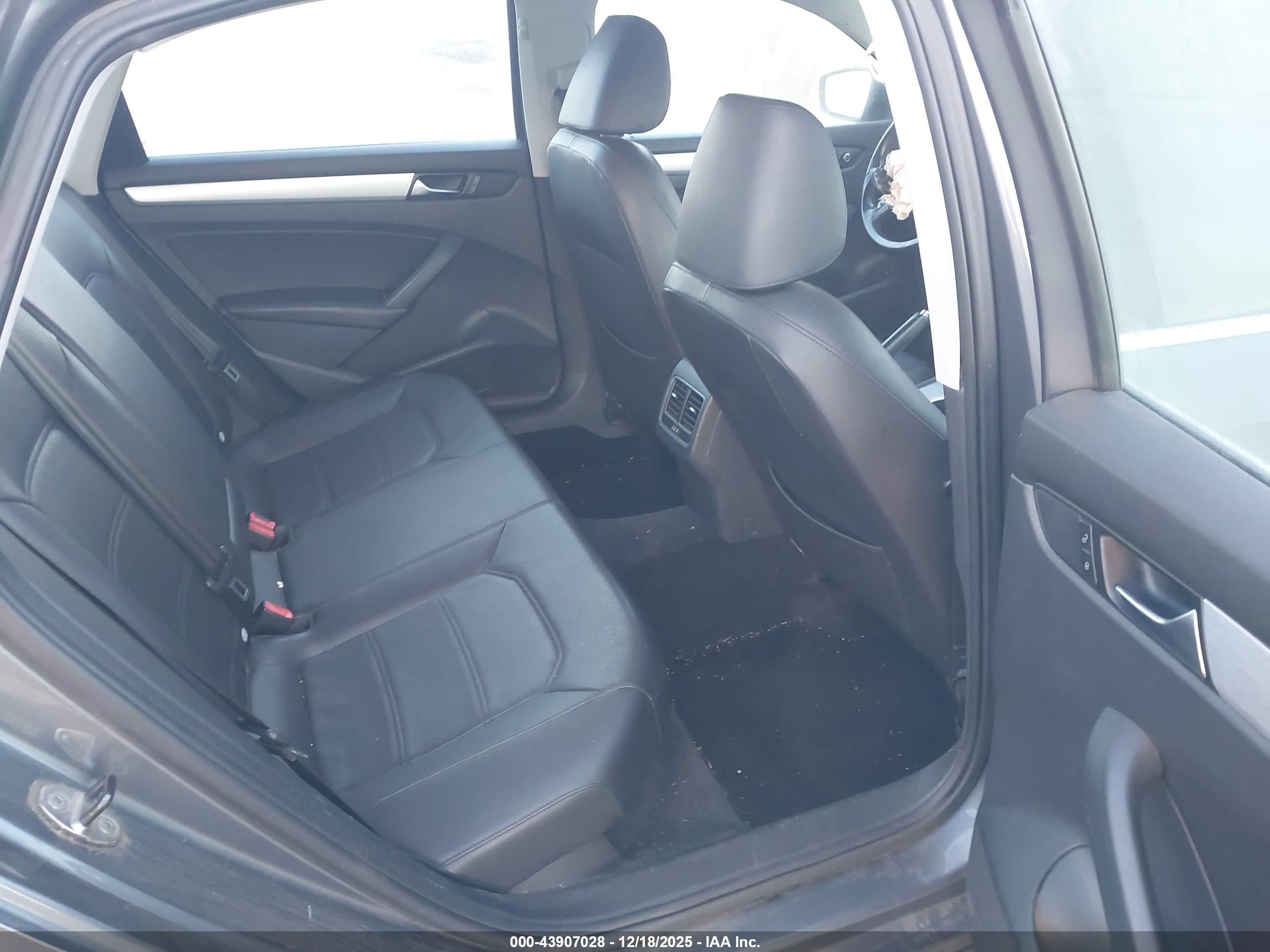 VOLKSWAGEN PASSAT image 8