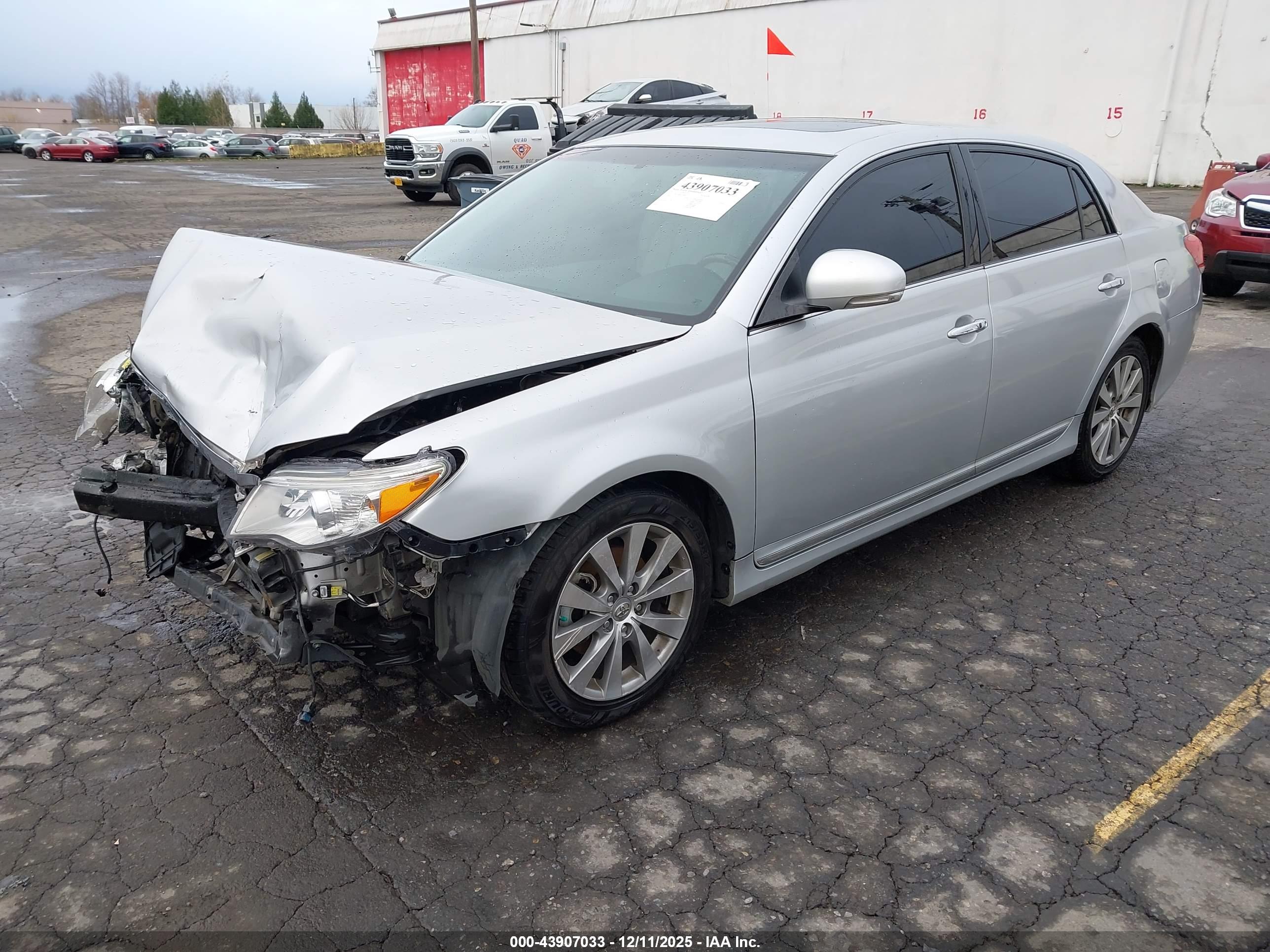 TOYOTA AVALON image 2