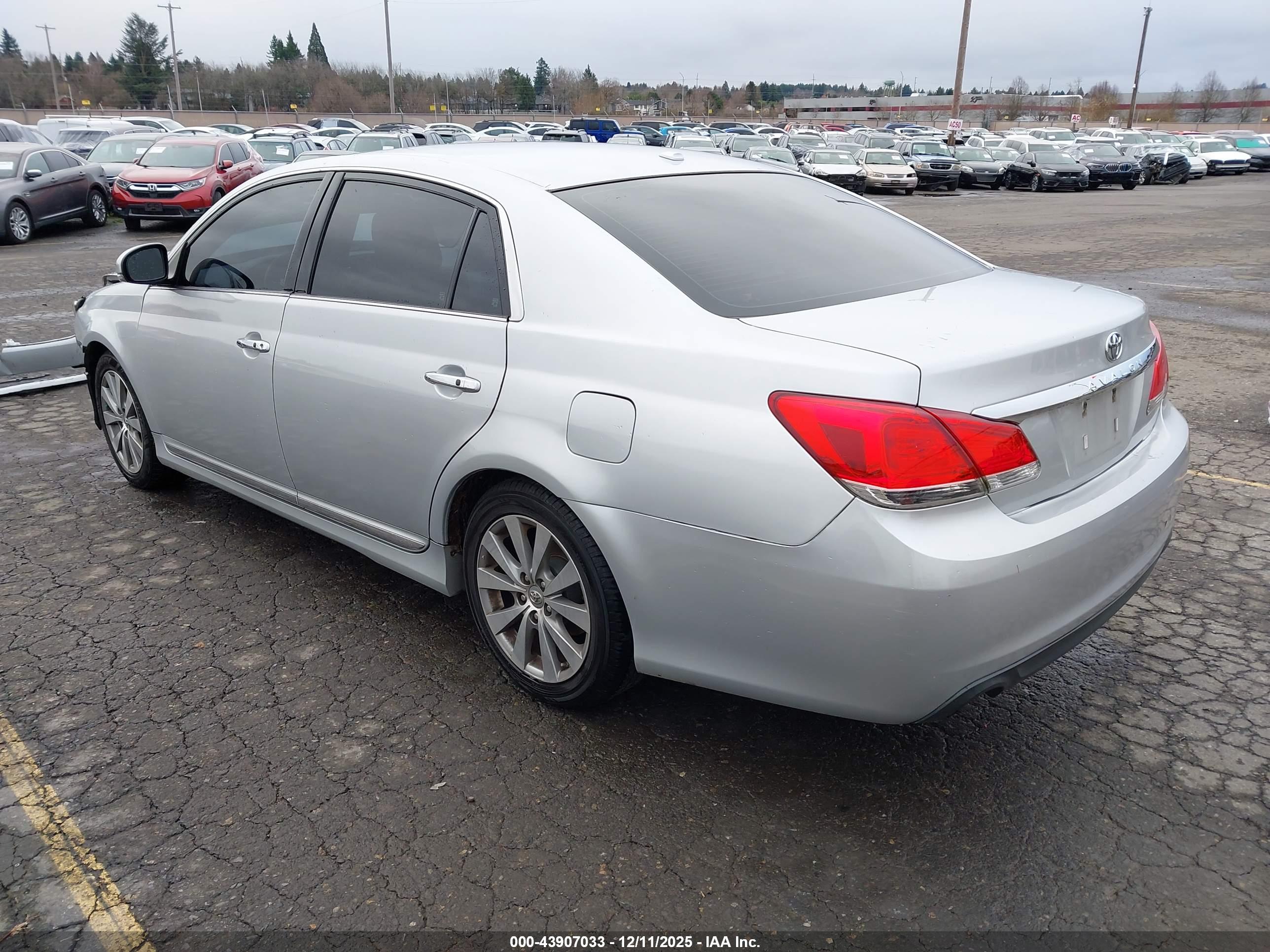 TOYOTA AVALON image 3