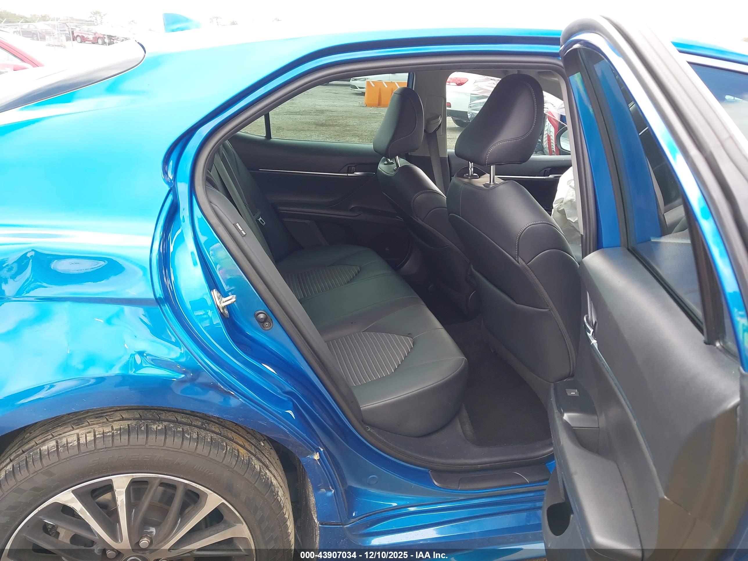 TOYOTA CAMRY image 8