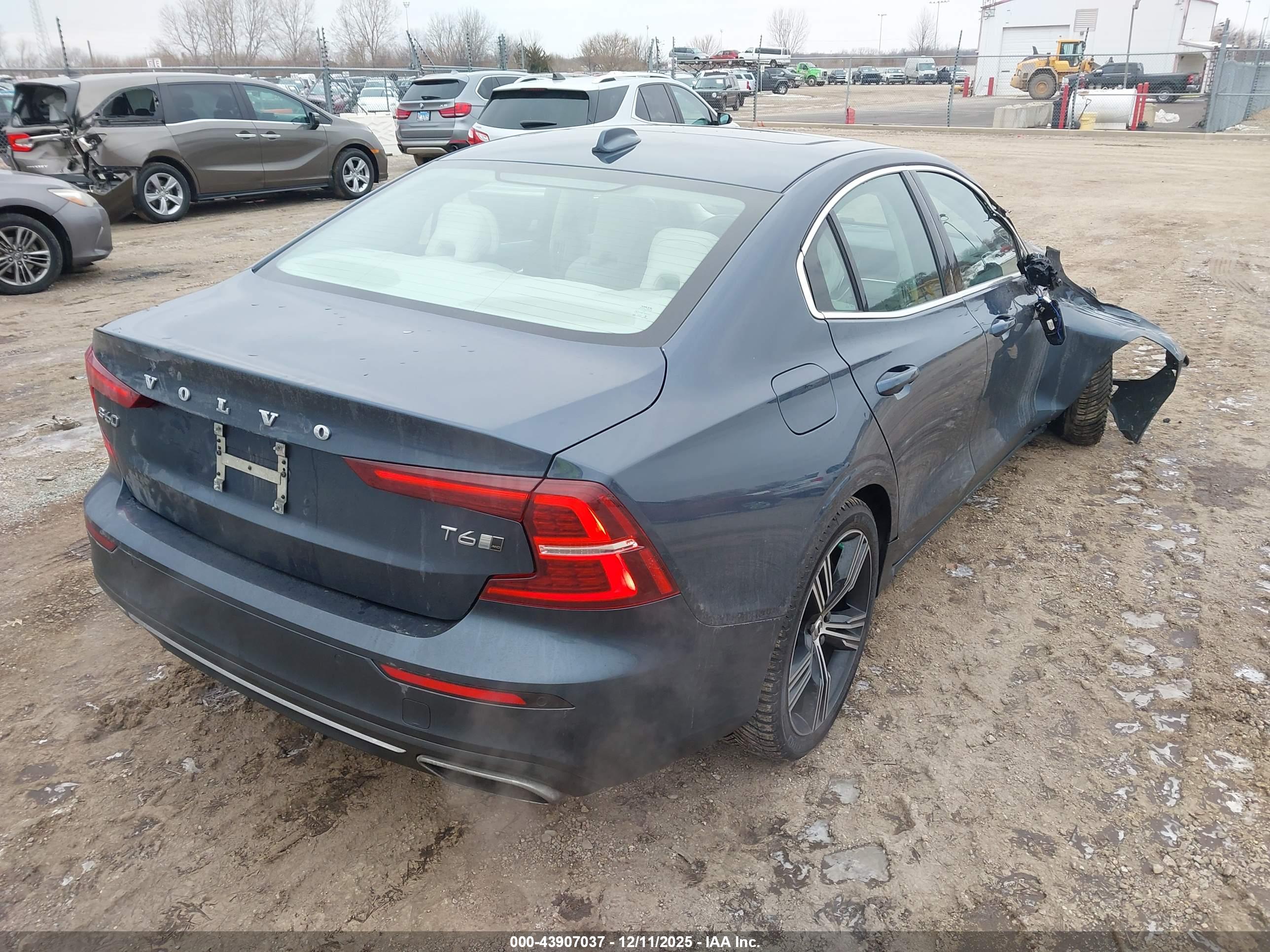 VOLVO S60 image 4