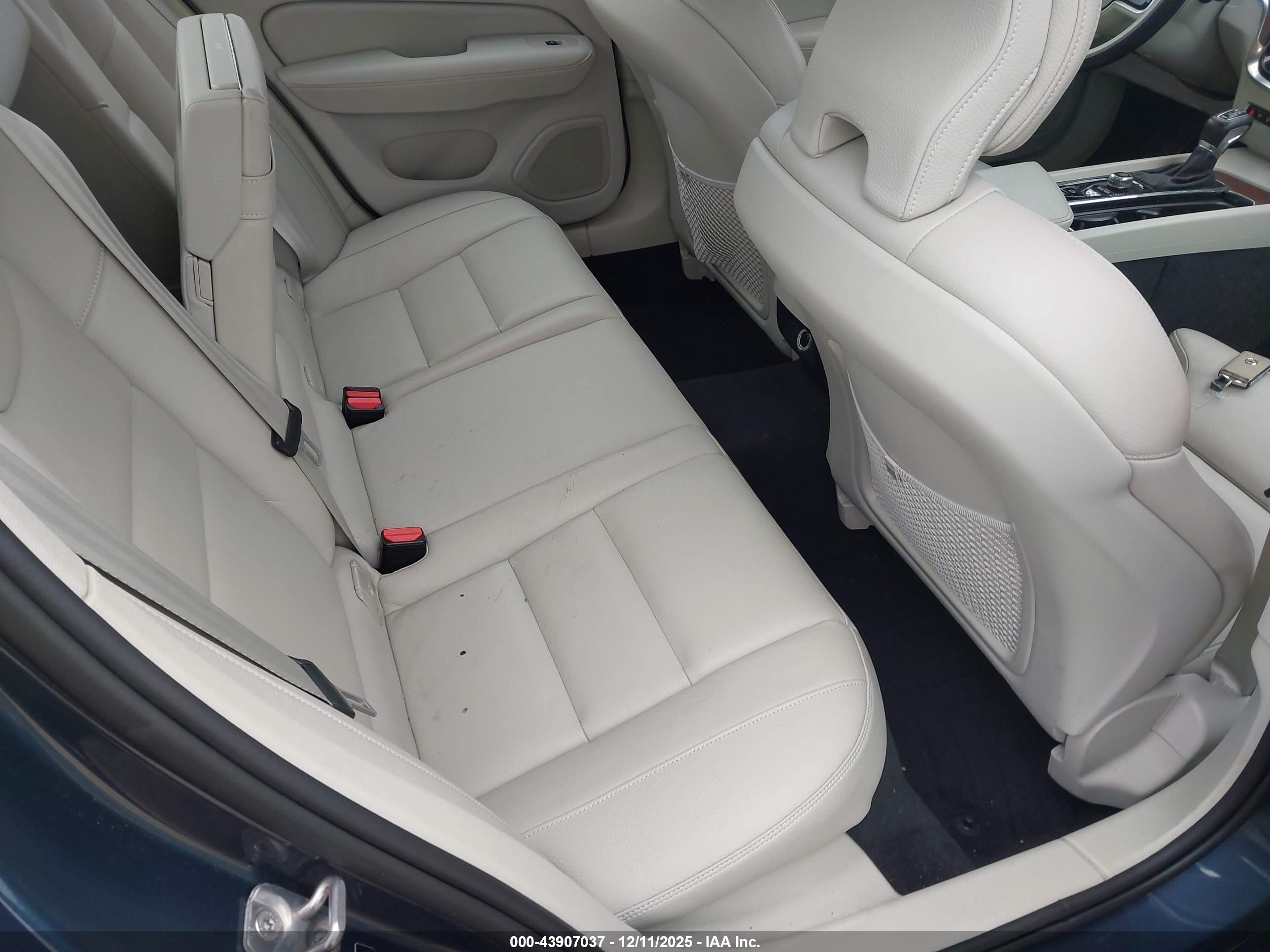 VOLVO S60 image 8