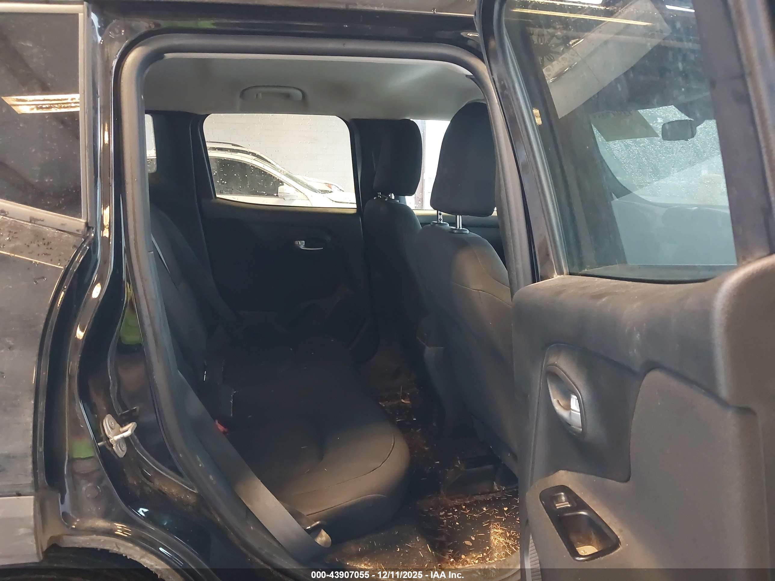 JEEP RENEGADE image 8