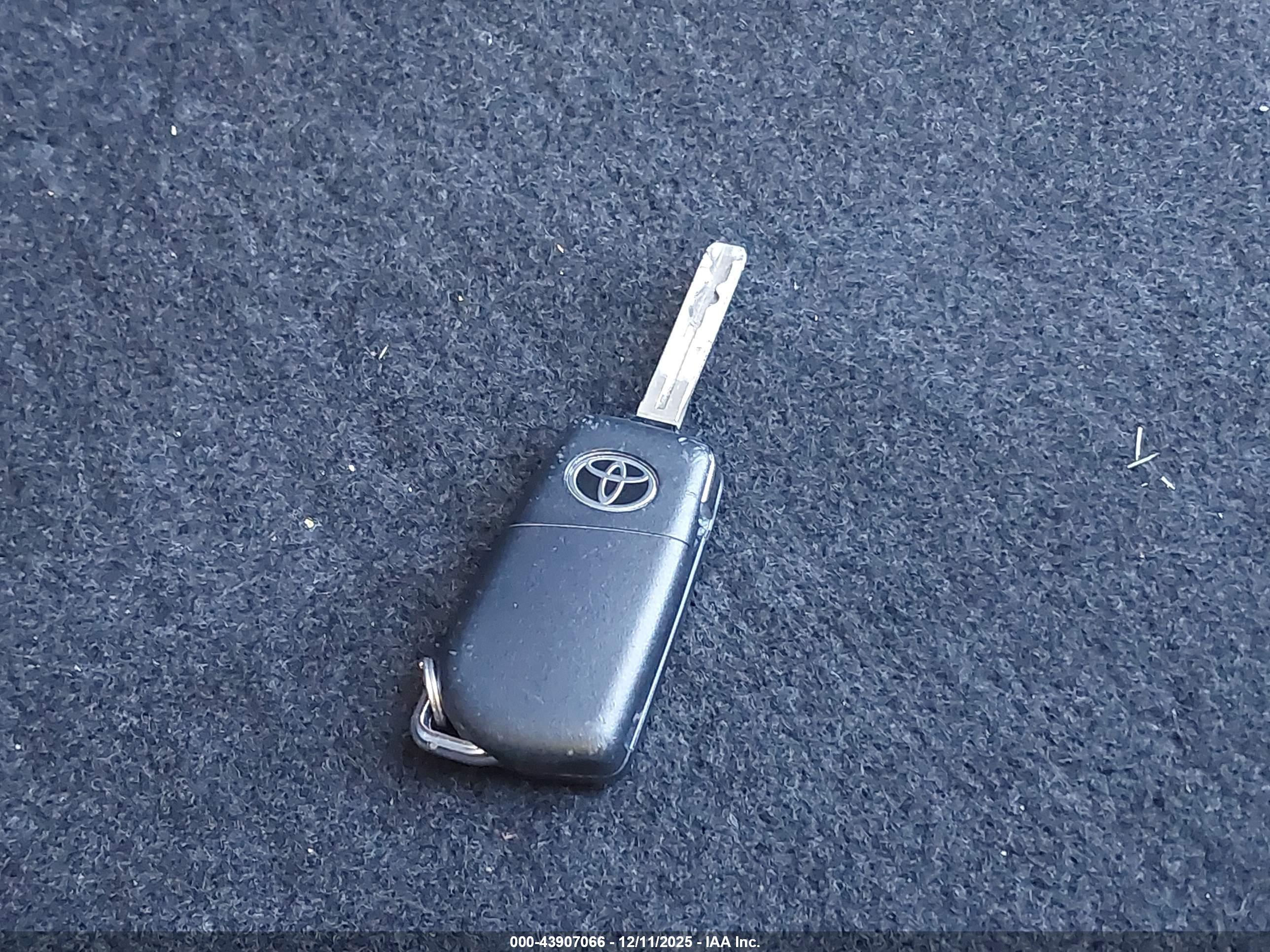 TOYOTA RAV4 image 11