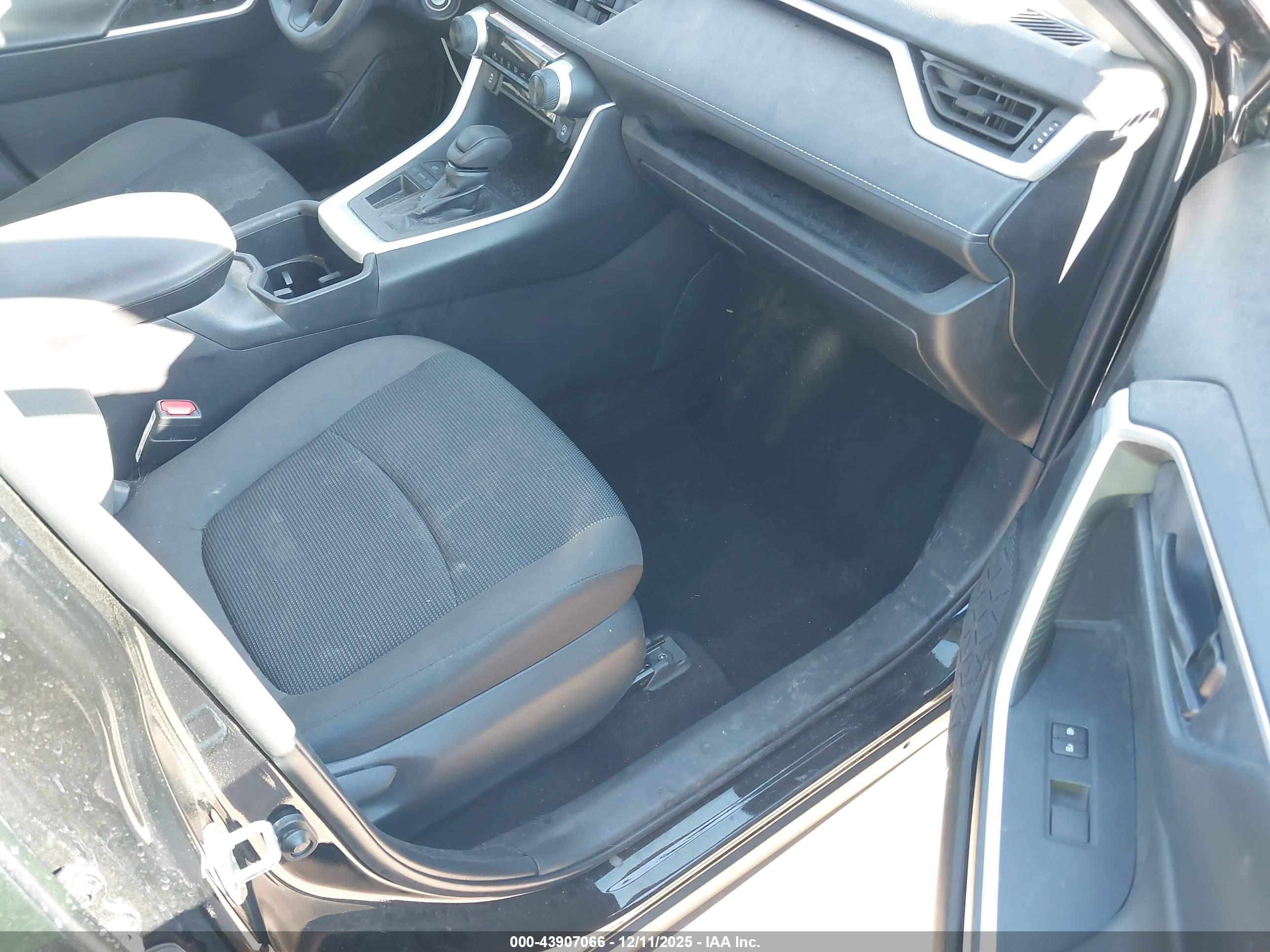 TOYOTA RAV4 image 5