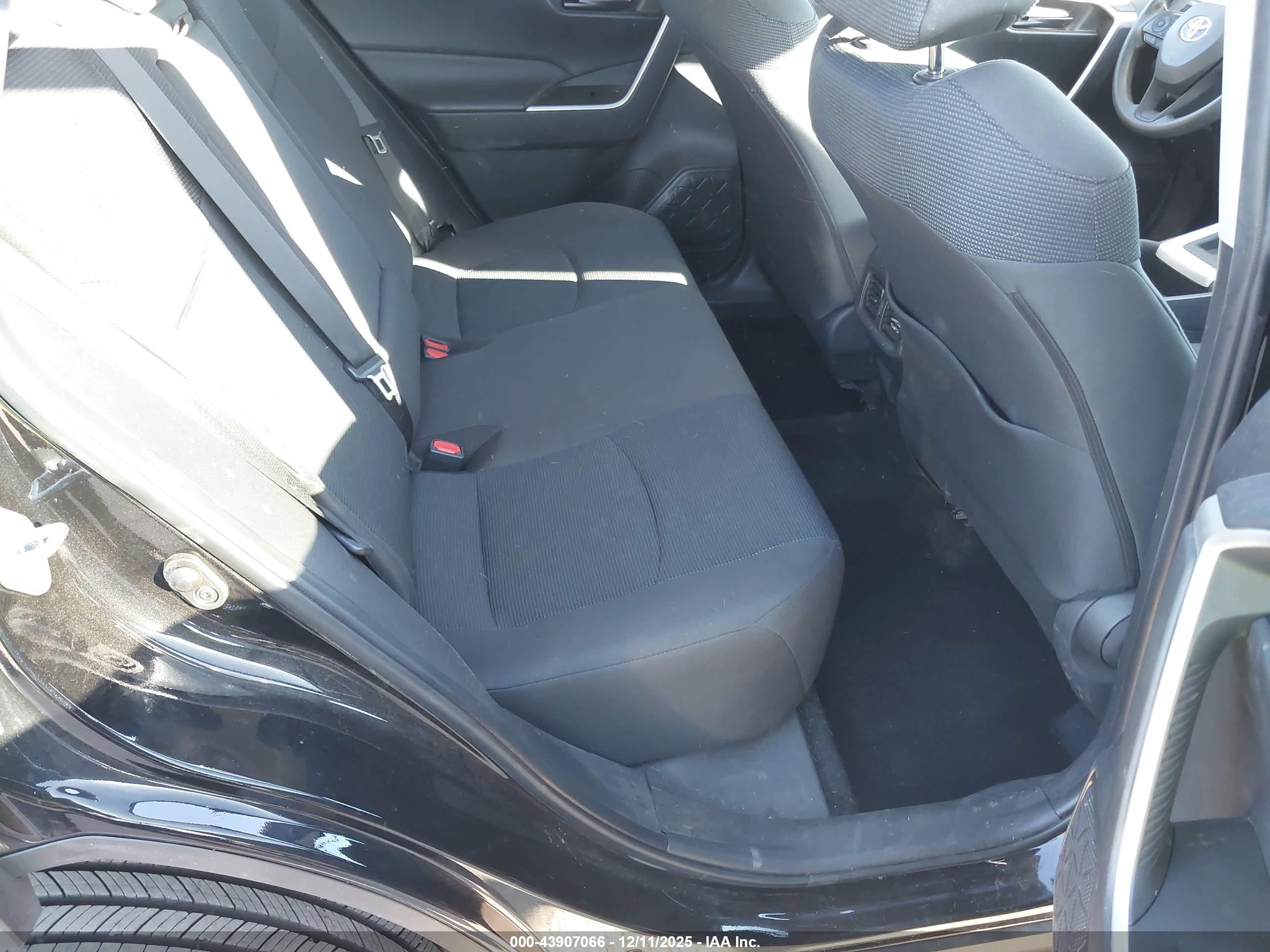 TOYOTA RAV4 image 8