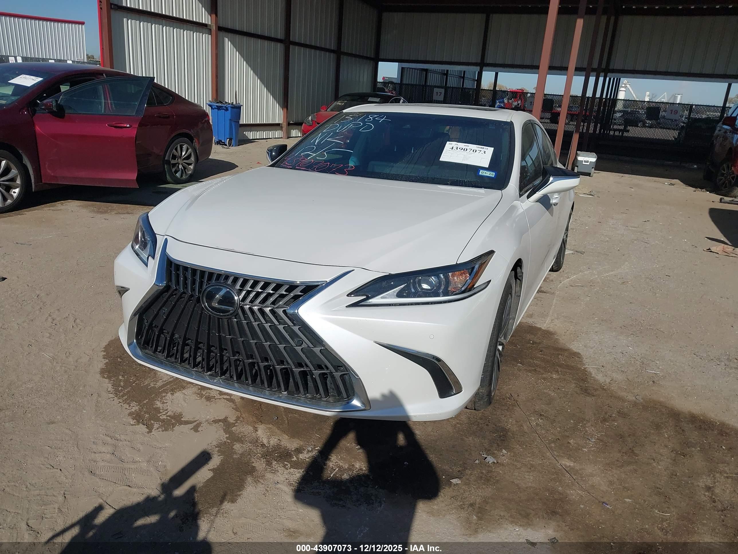 LEXUS ES image 2