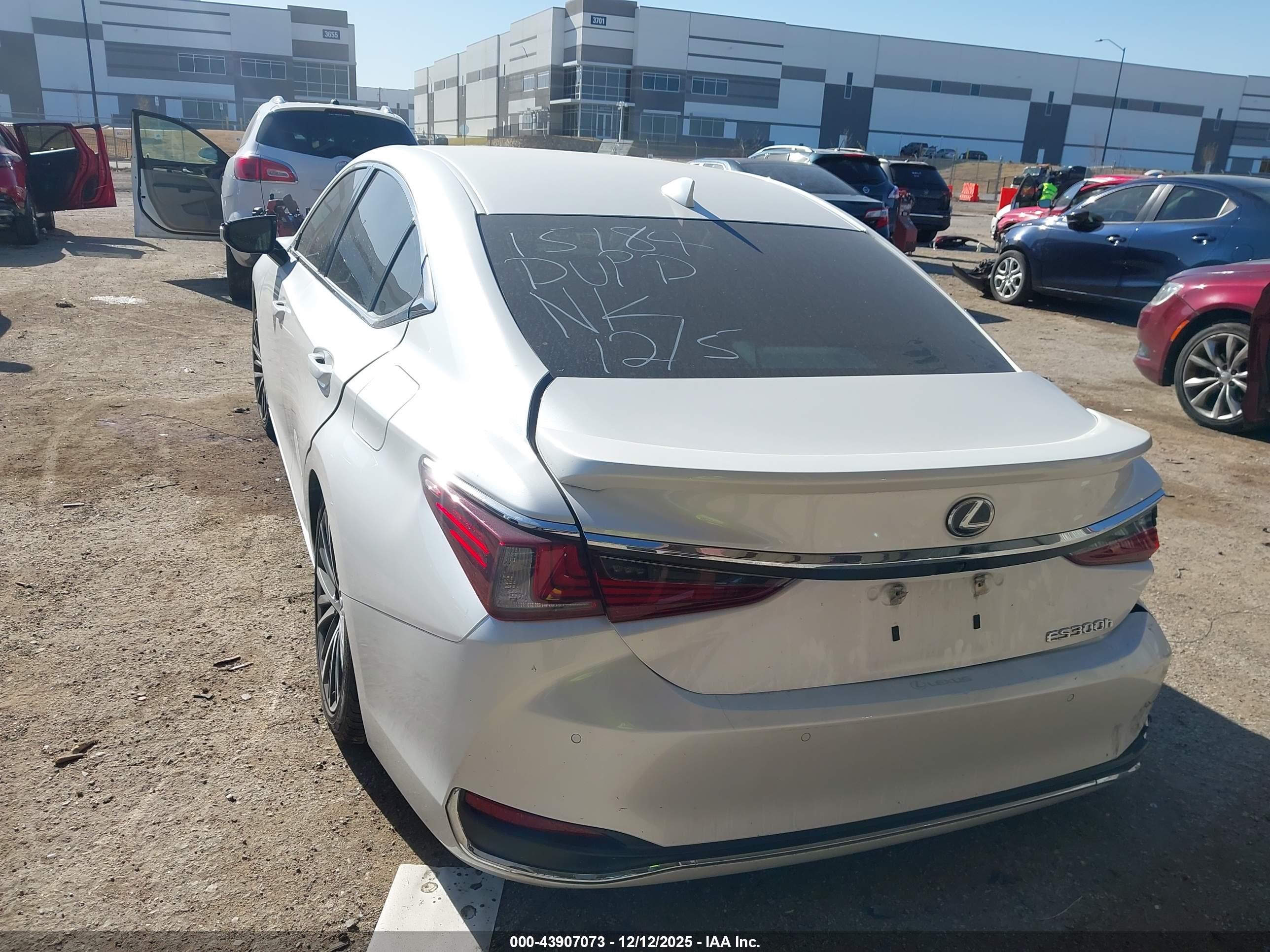 LEXUS ES image 3