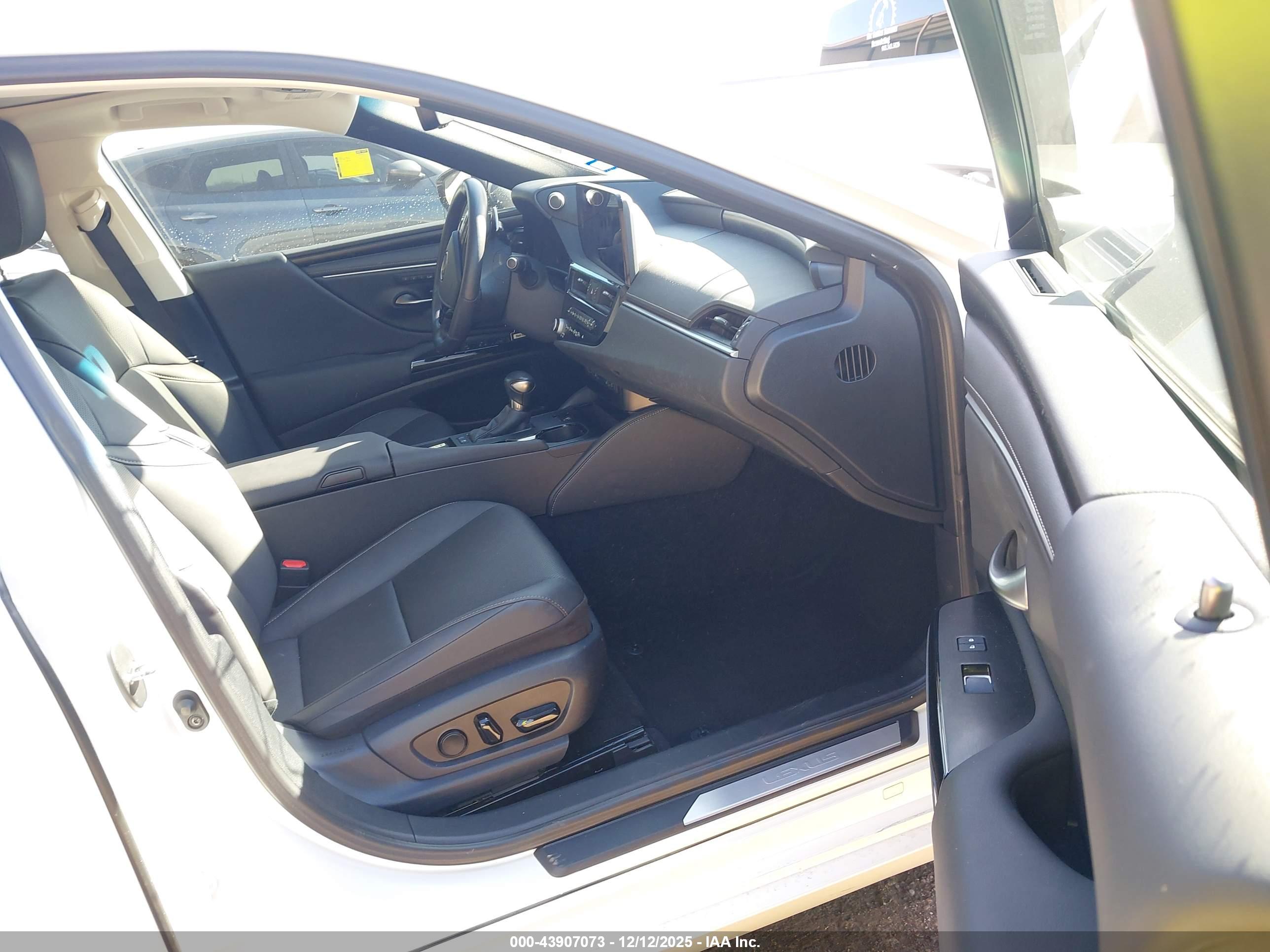 LEXUS ES image 5