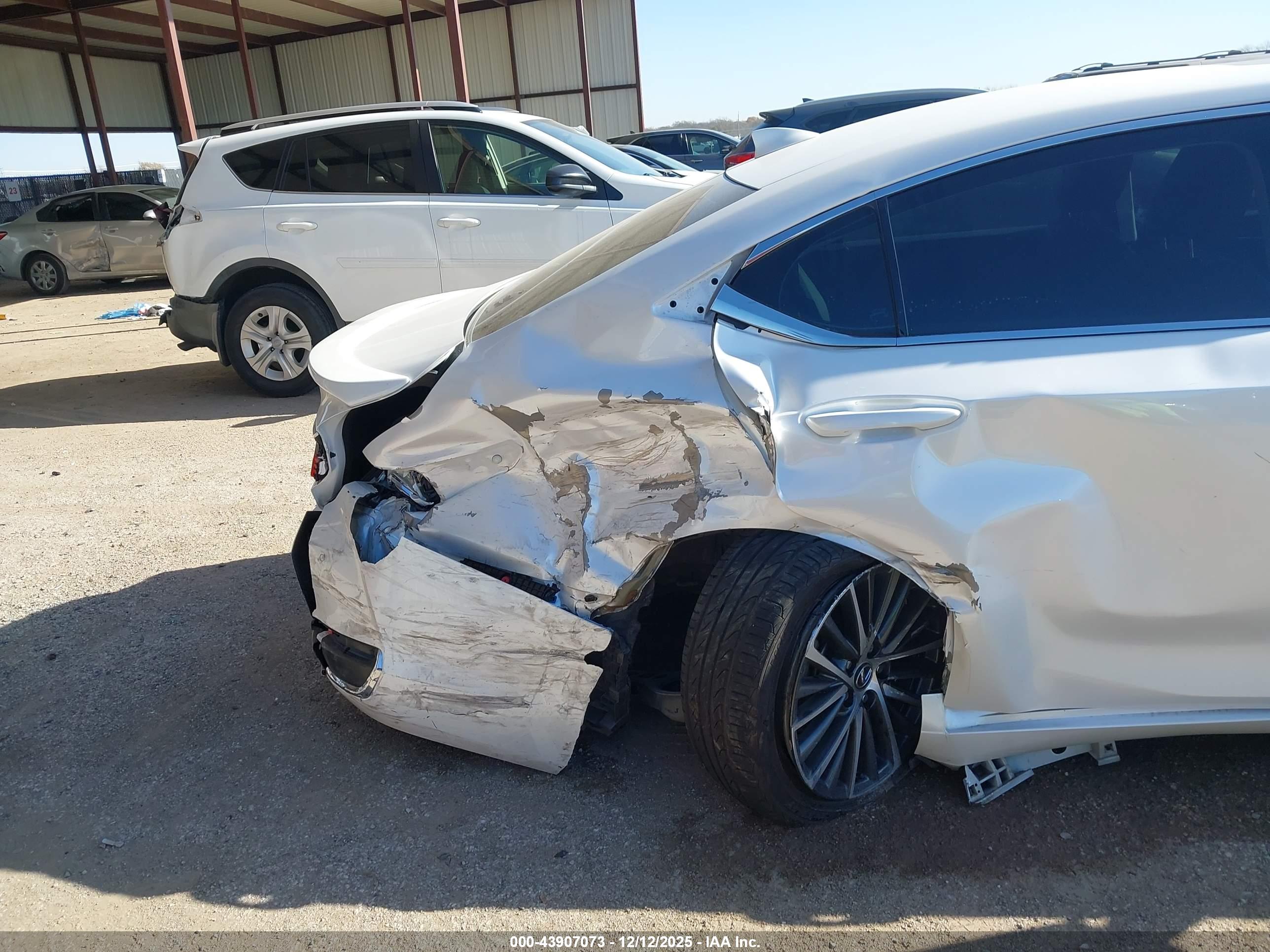 LEXUS ES image 6