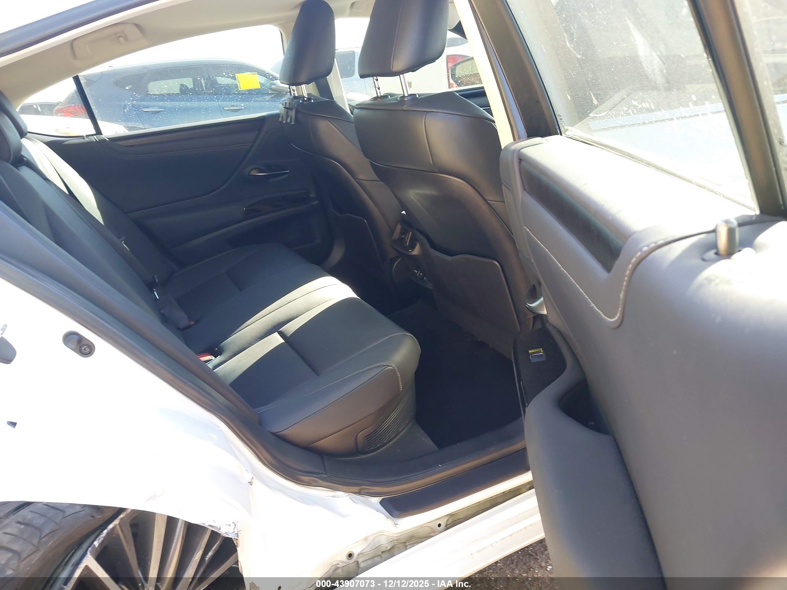 LEXUS ES image 8