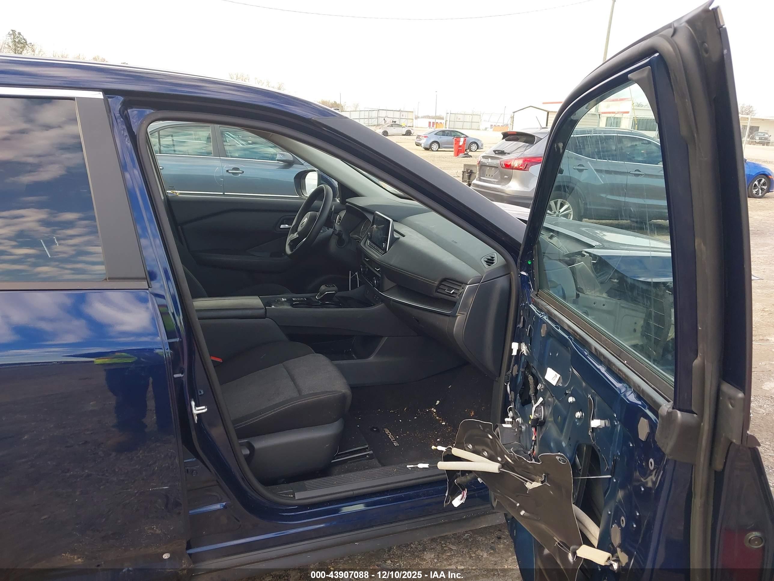 NISSAN ROGUE image 5