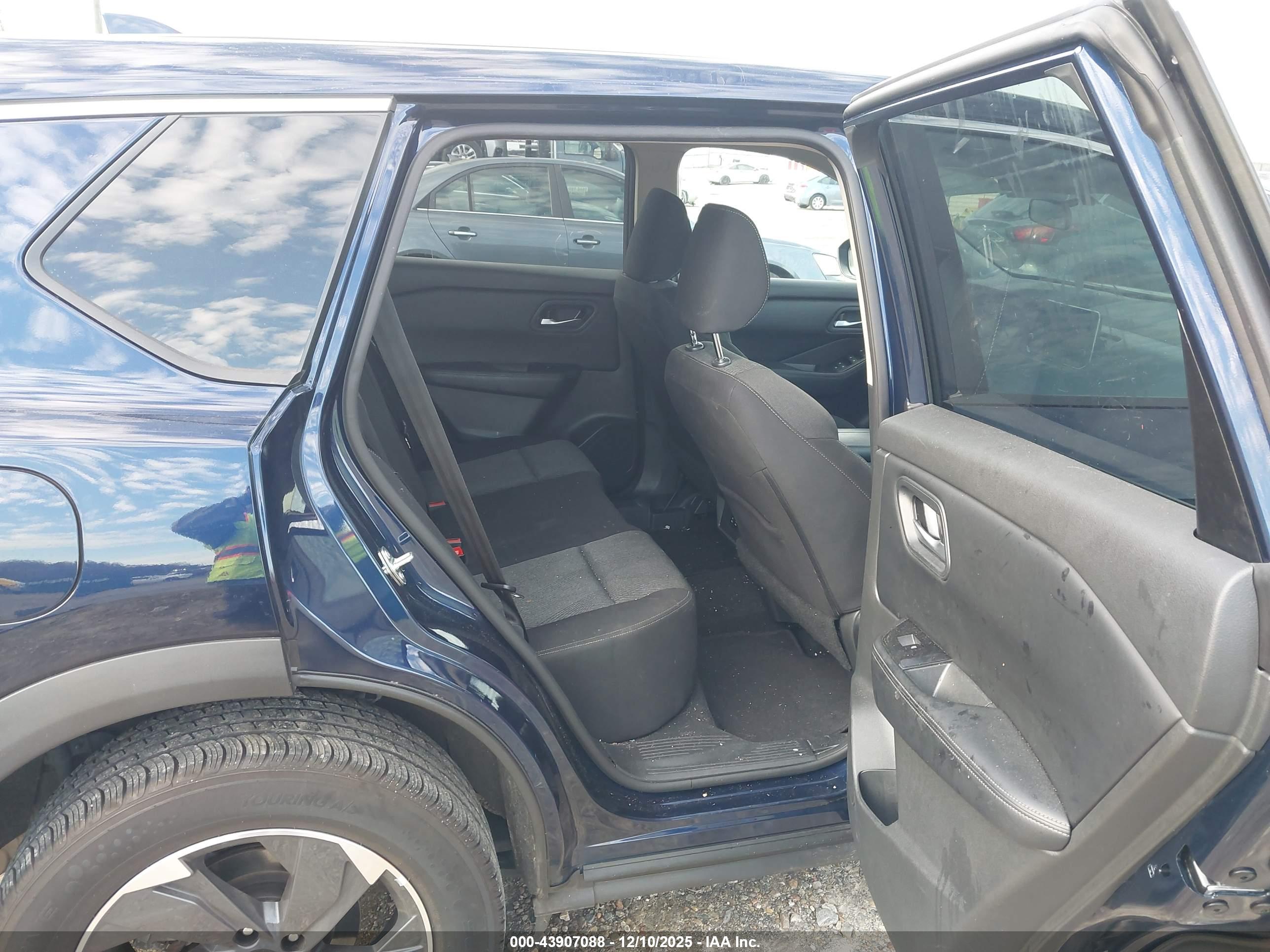 NISSAN ROGUE image 8
