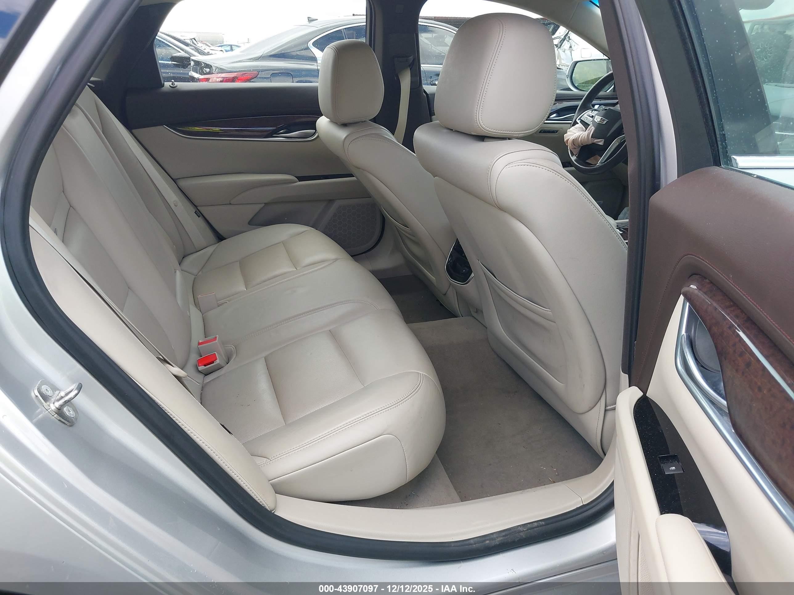 CADILLAC XTS image 8