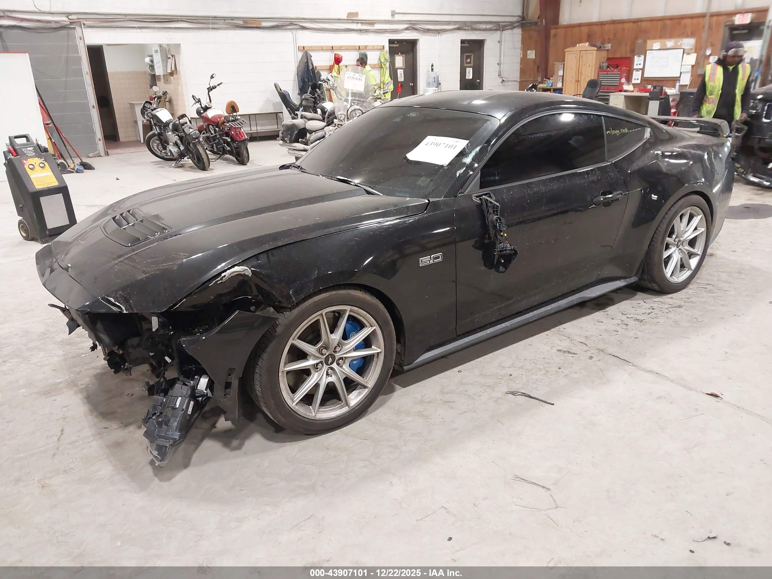 FORD MUSTANG image 2