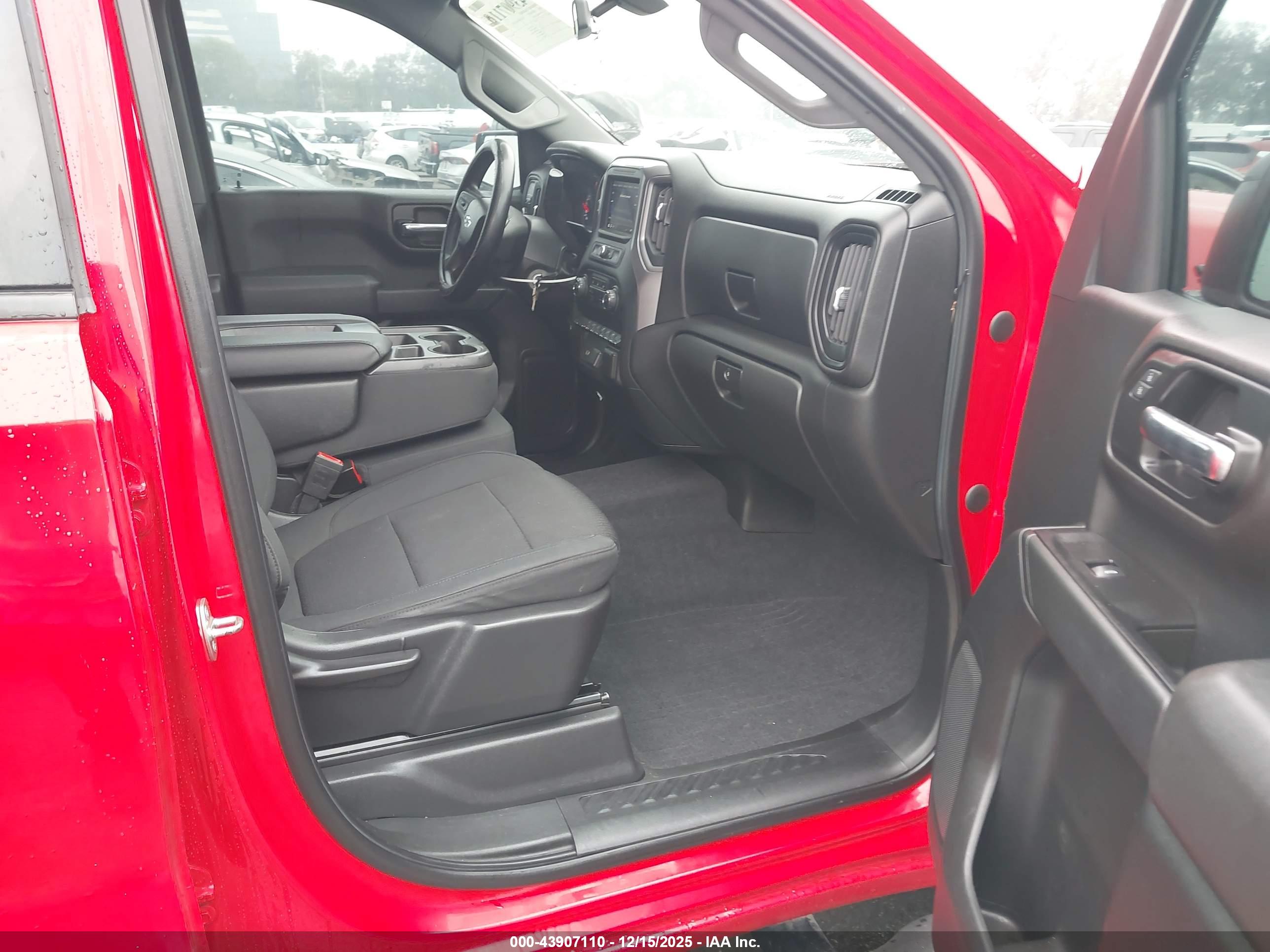 CHEVROLET SILVERADO image 5