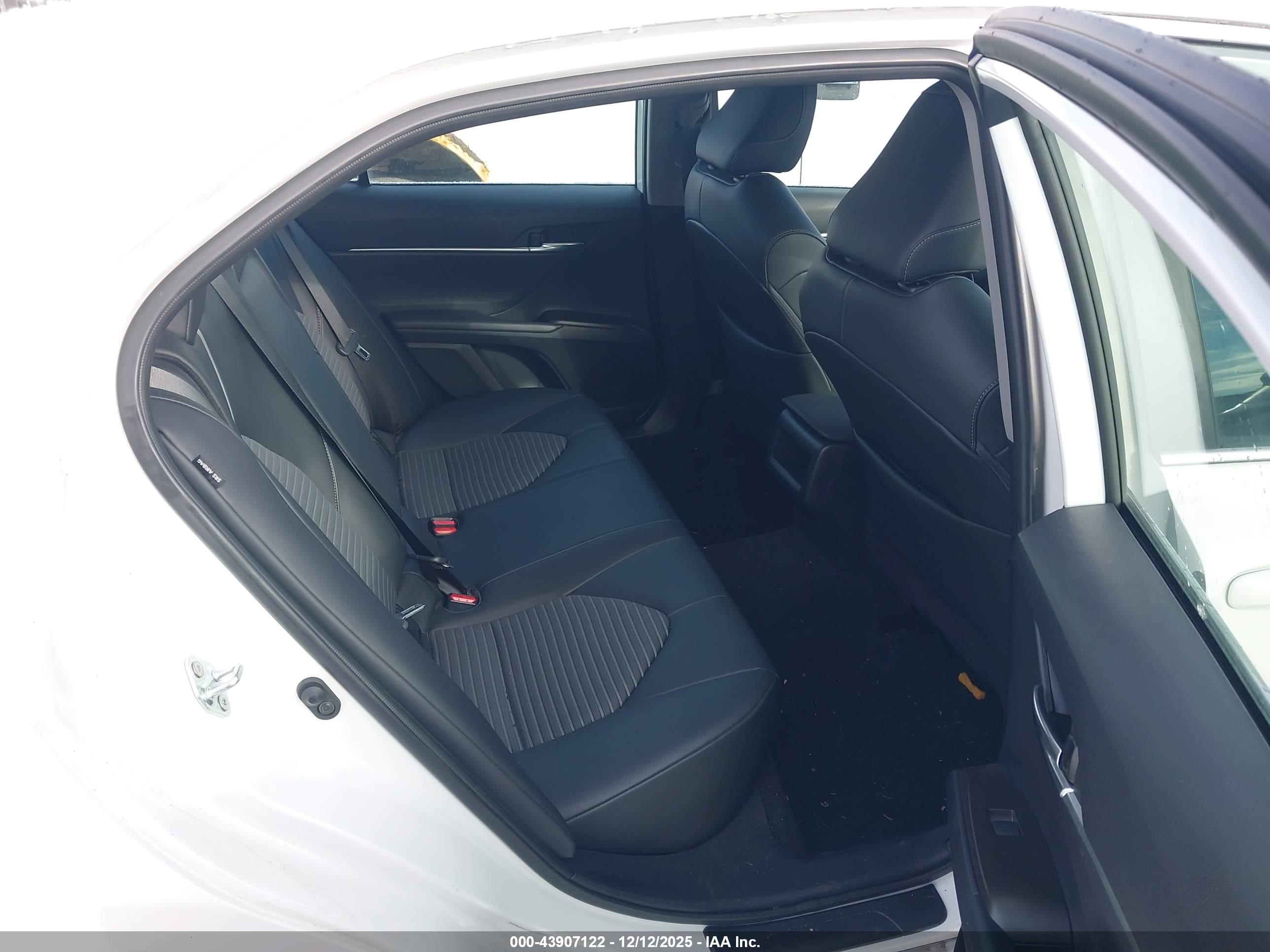 TOYOTA CAMRY image 8