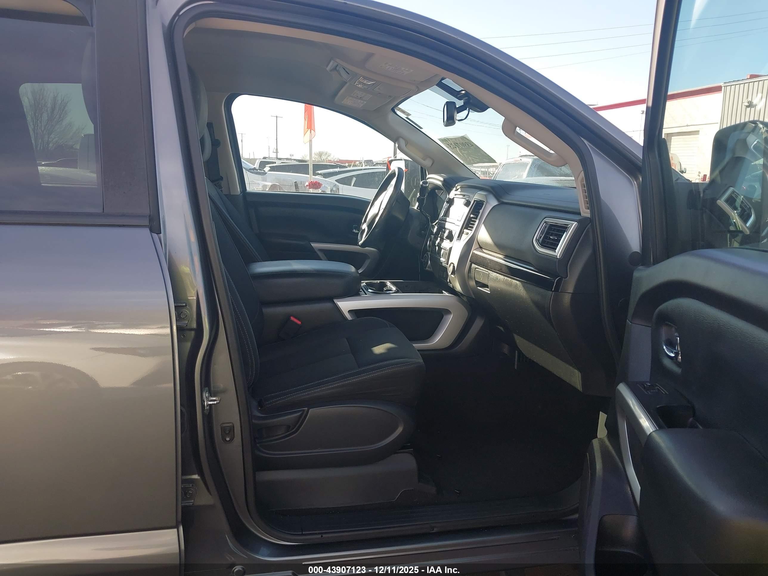 NISSAN TITAN image 5