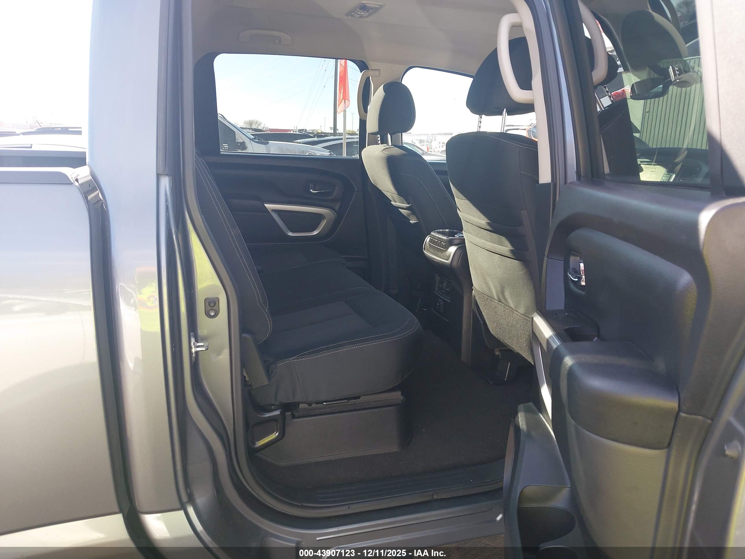 NISSAN TITAN image 8
