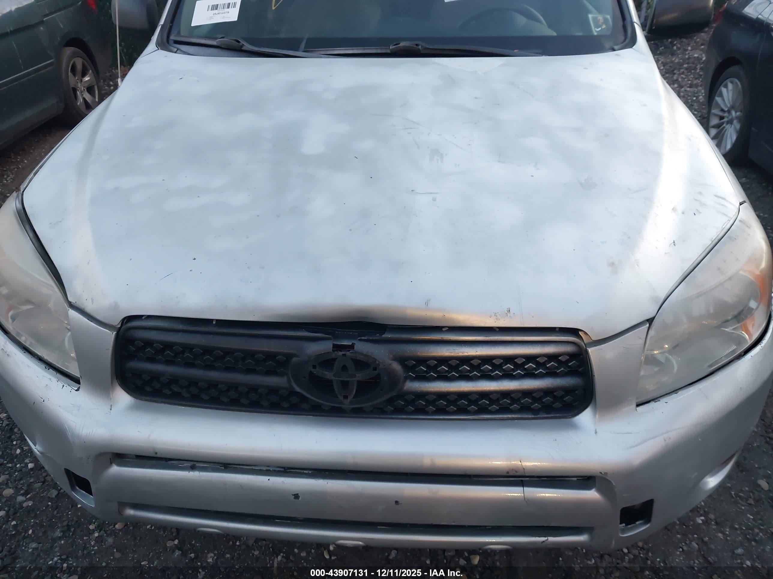 TOYOTA RAV4 image 10
