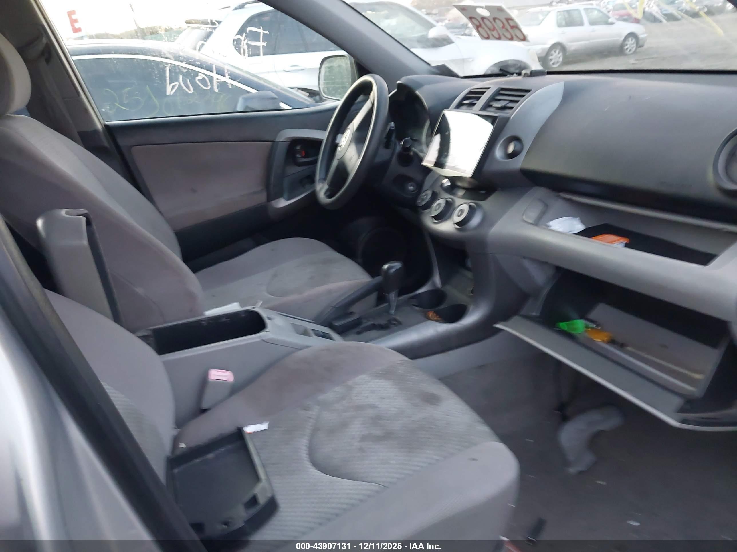 TOYOTA RAV4 image 5