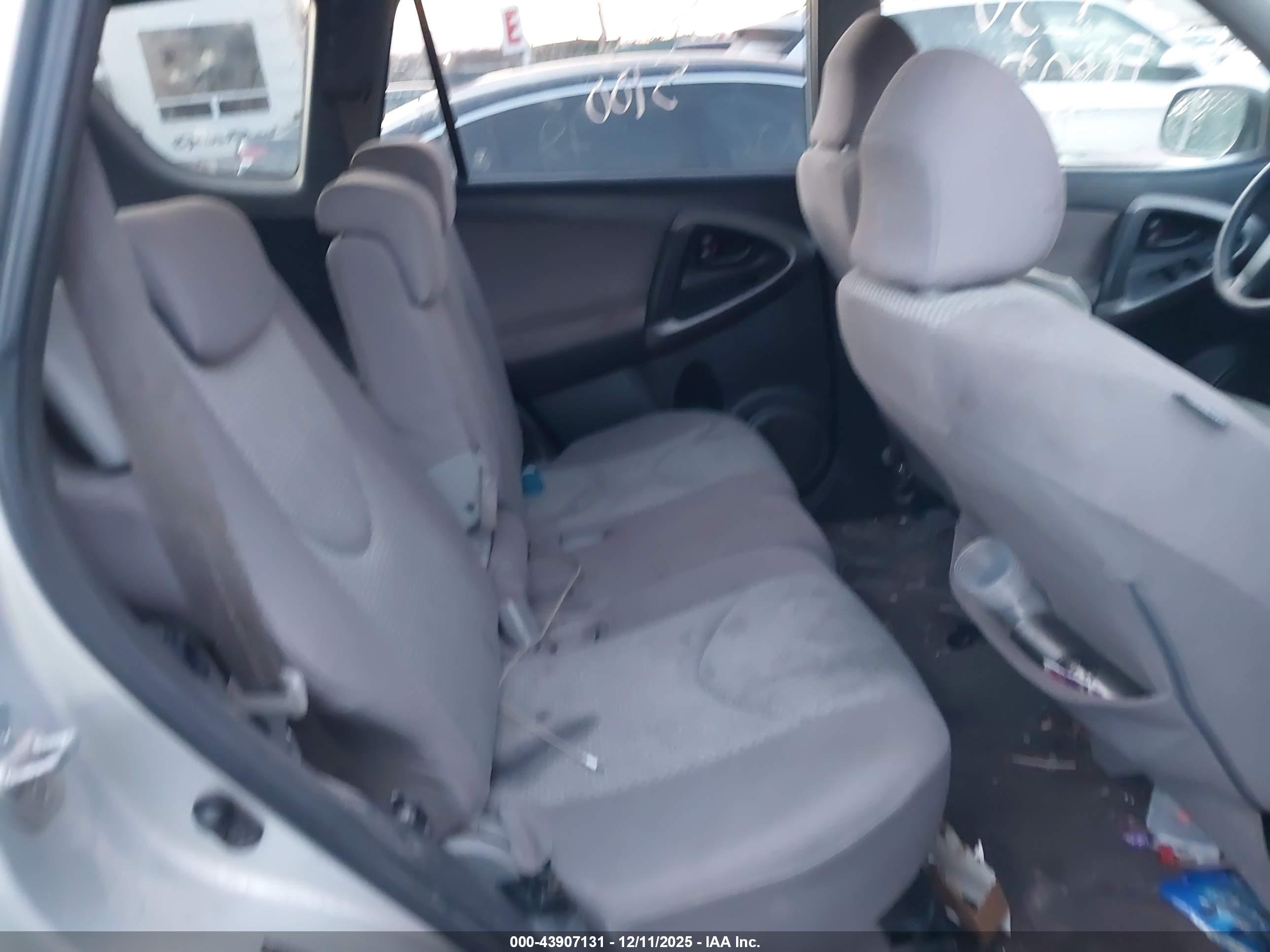 TOYOTA RAV4 image 8