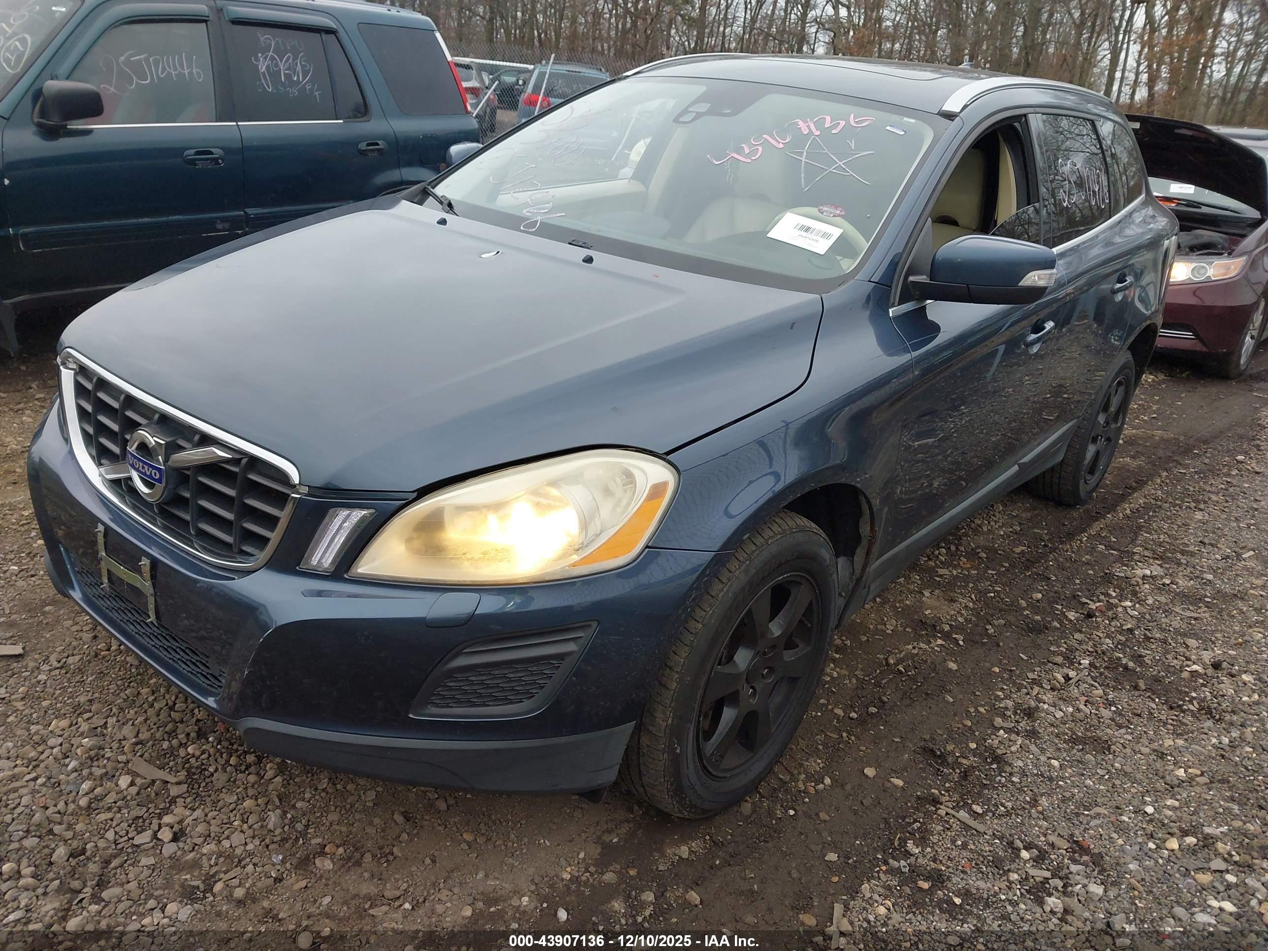 VOLVO XC60 image 2