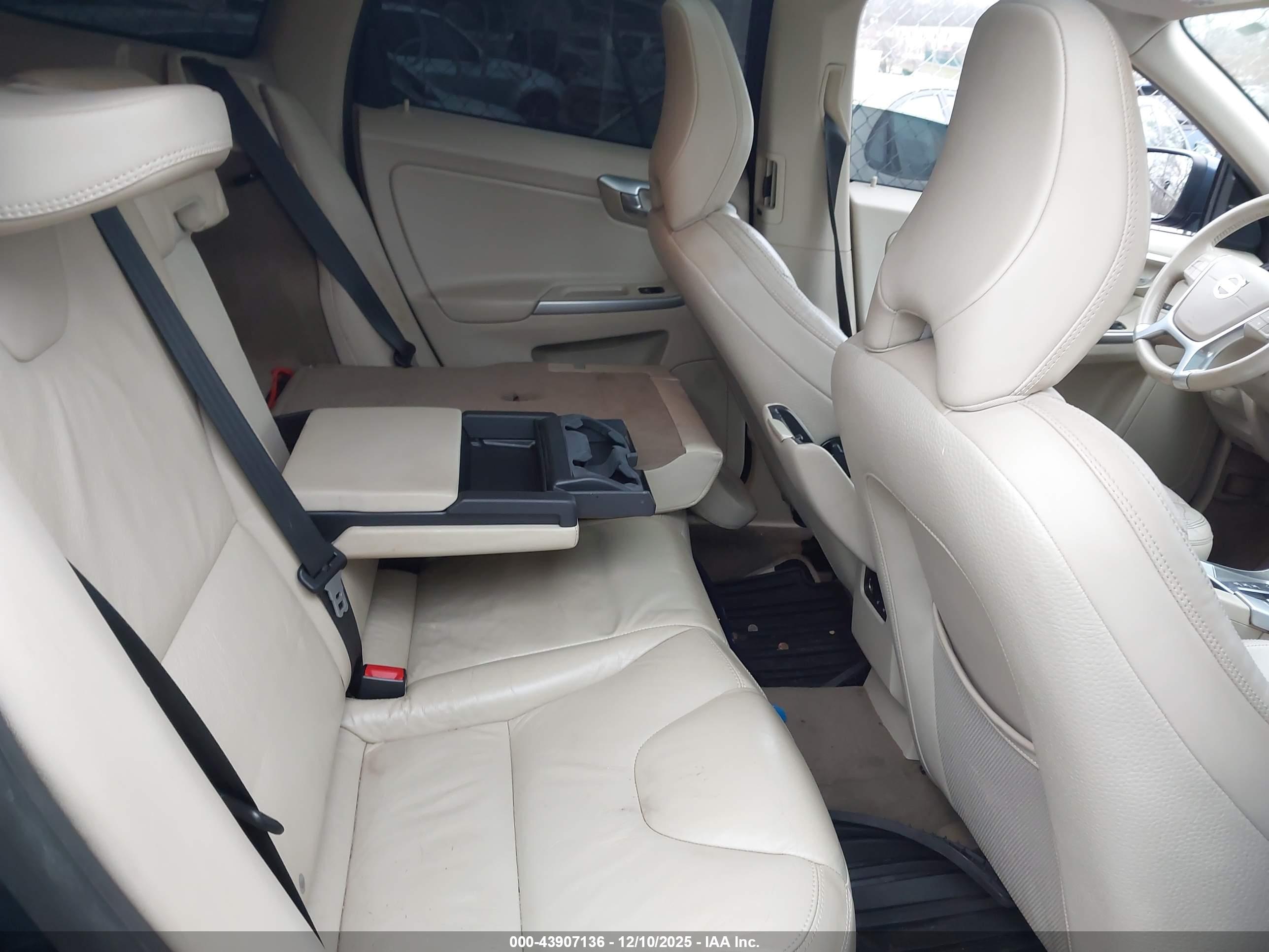 VOLVO XC60 image 8