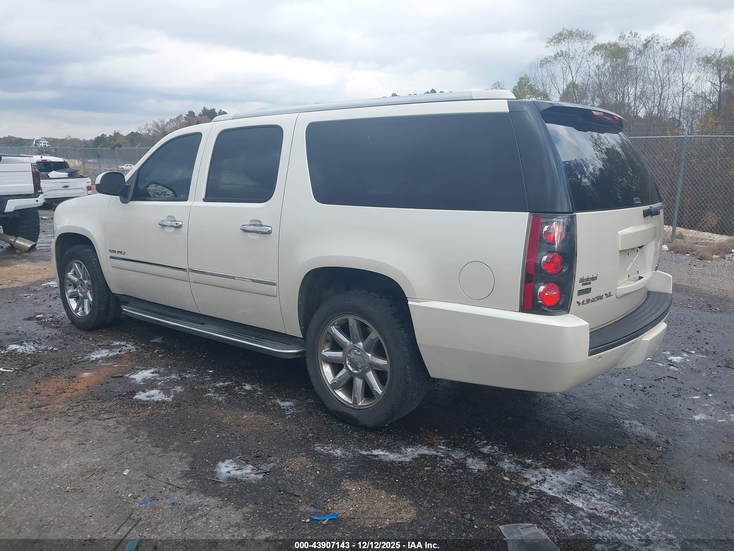 GMC YUKON image 3