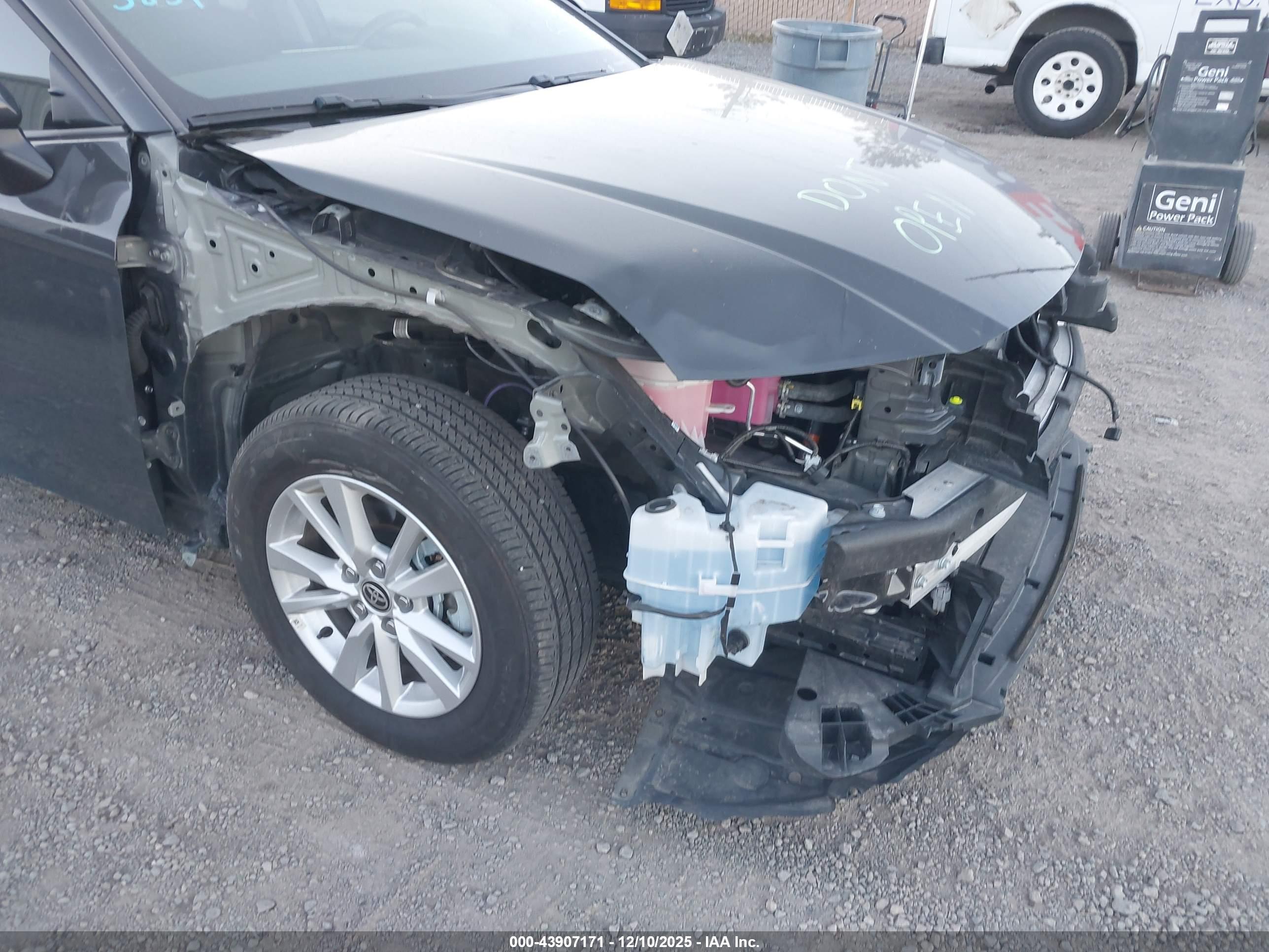 TOYOTA CAMRY image 6