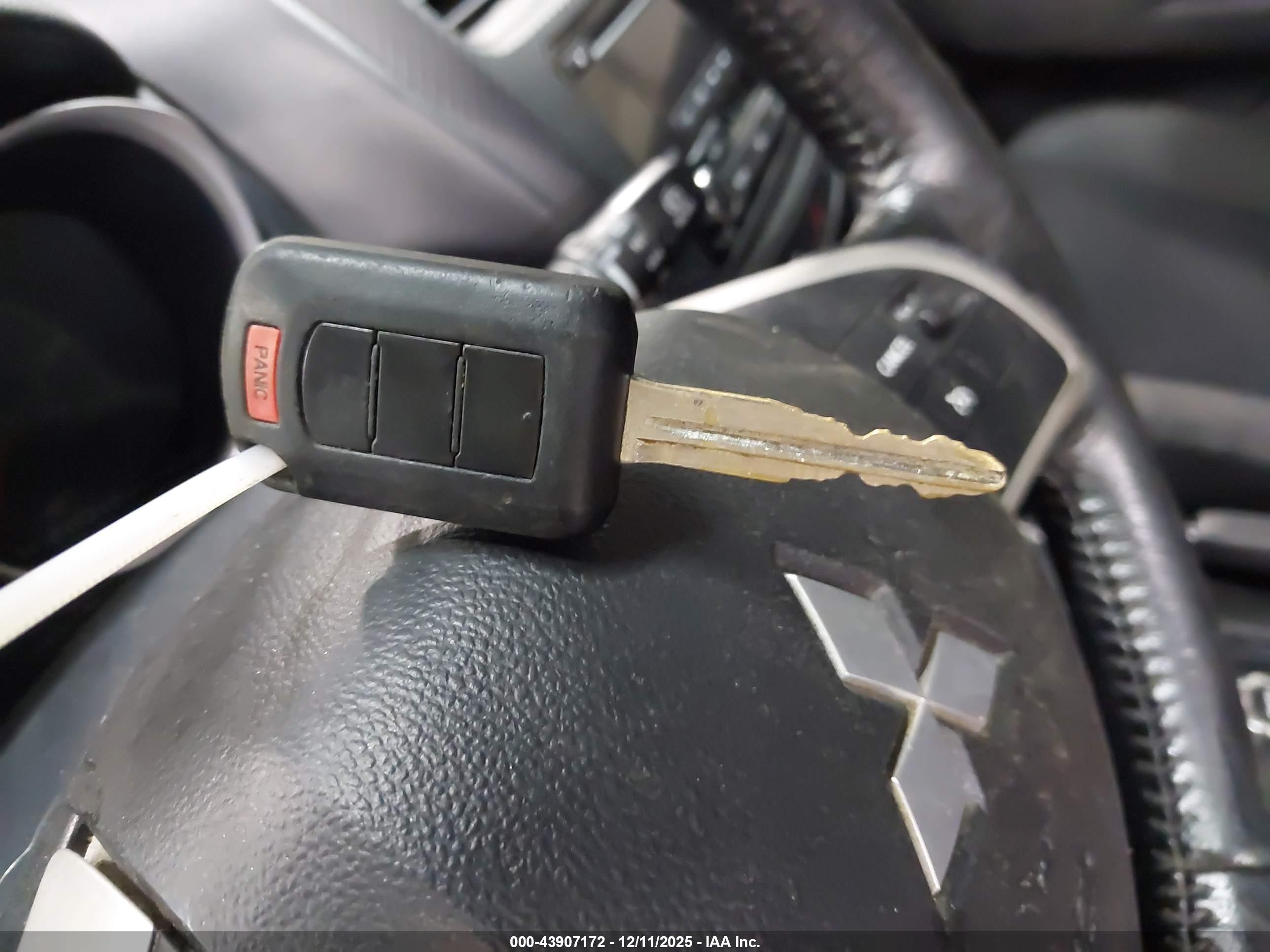 MITSUBISHI OUTLANDER image 11