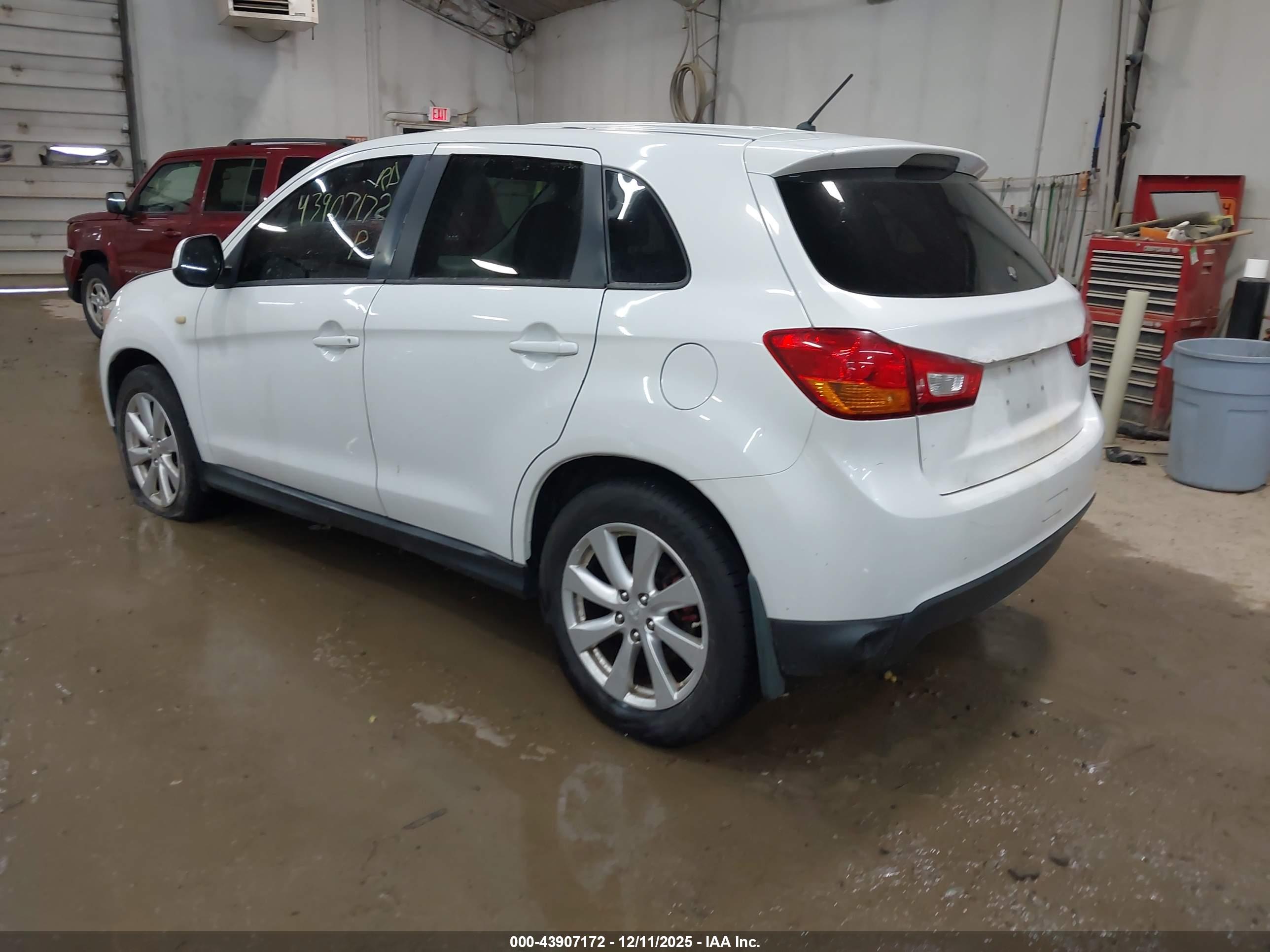 MITSUBISHI OUTLANDER image 3