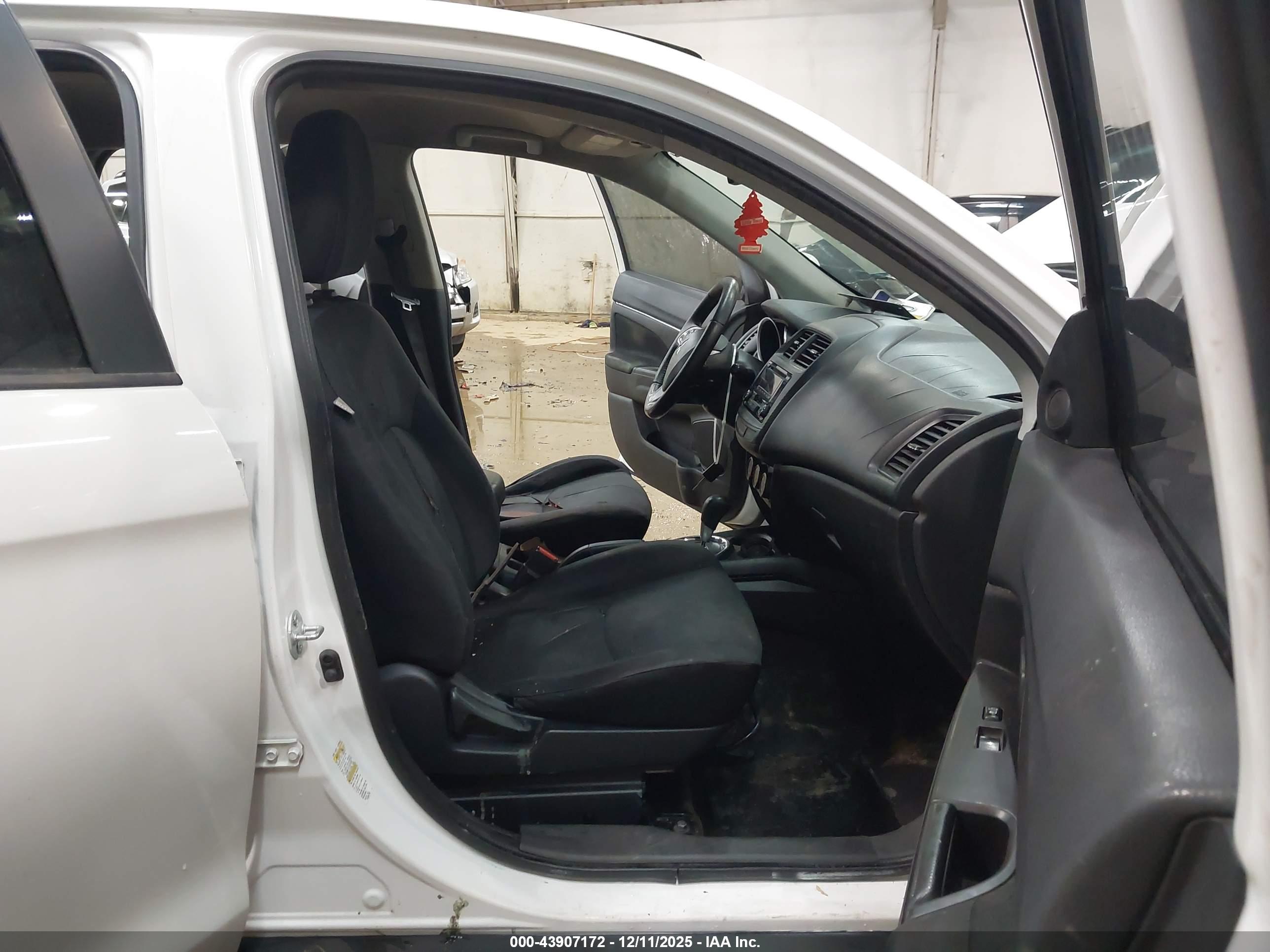 MITSUBISHI OUTLANDER image 5