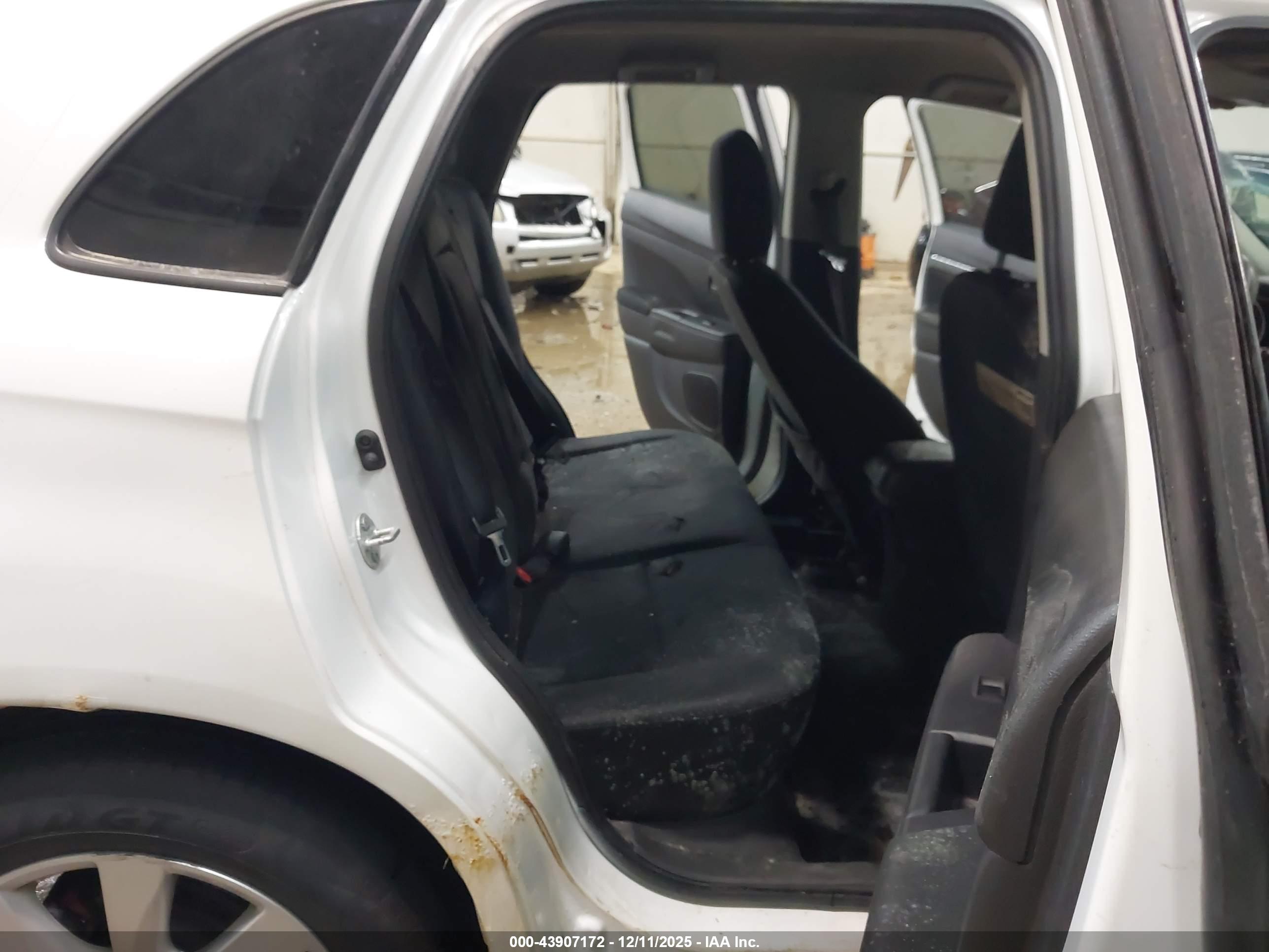 MITSUBISHI OUTLANDER image 8