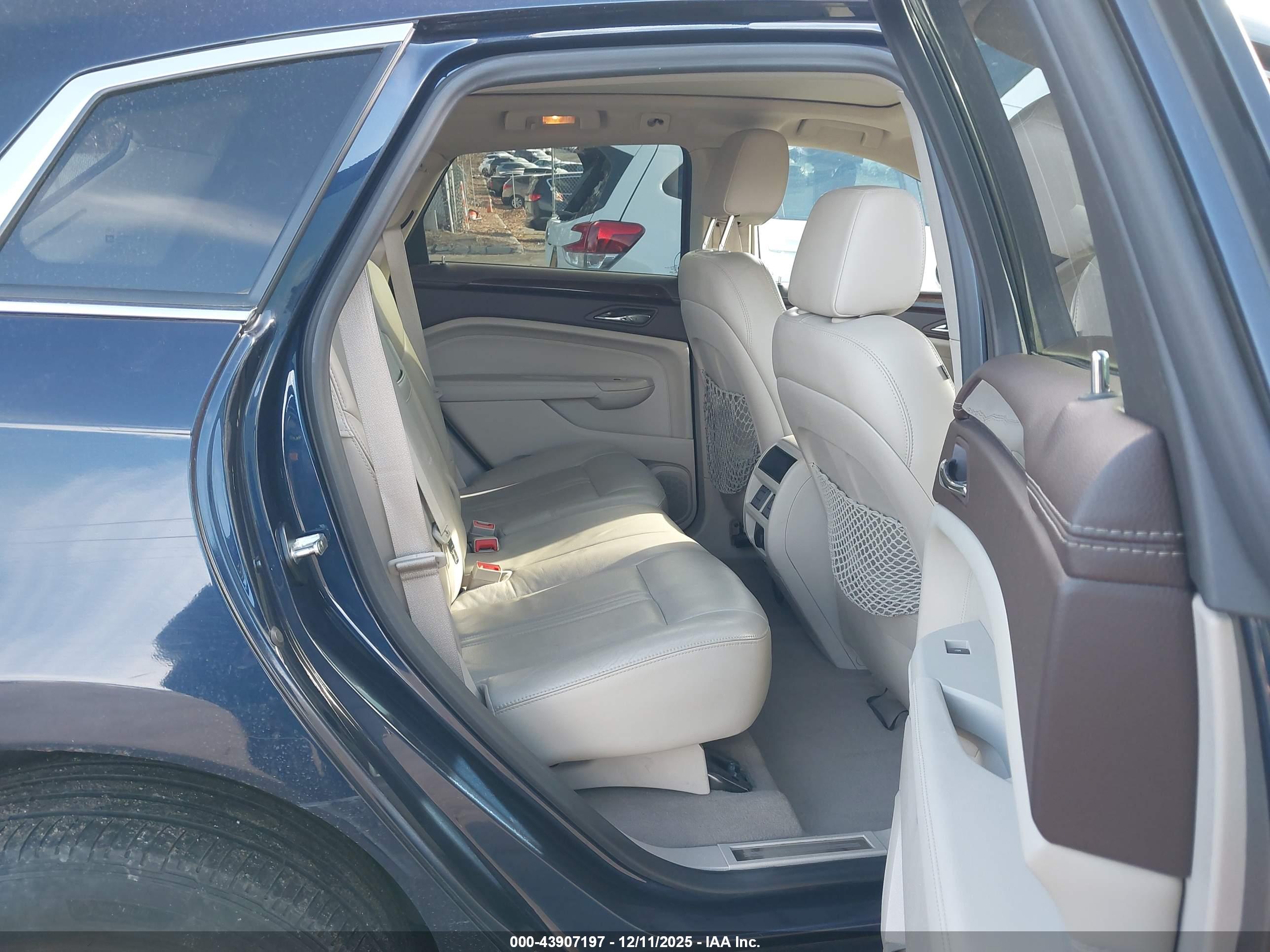 CADILLAC SRX image 8