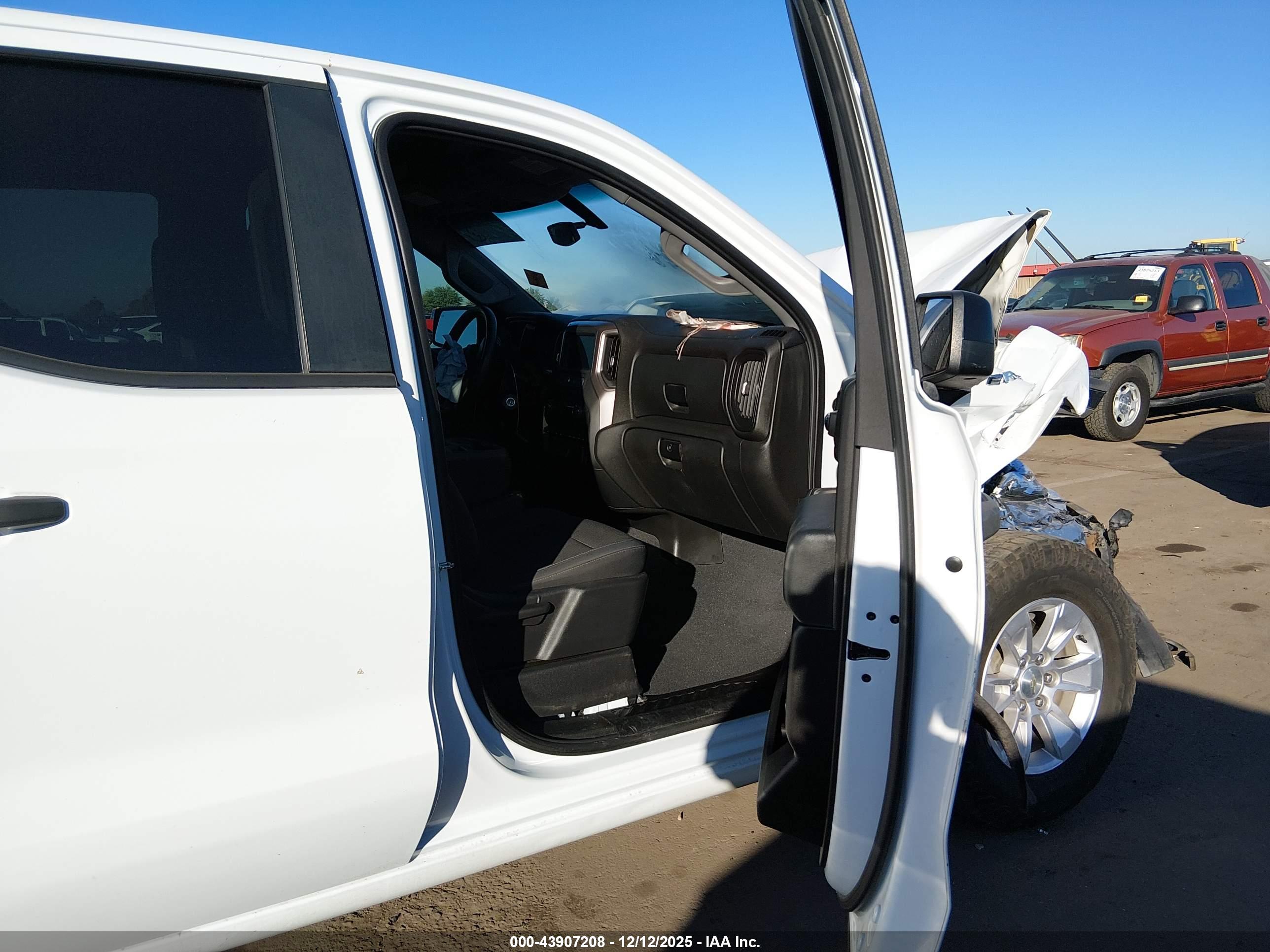 CHEVROLET SILVERADO image 5