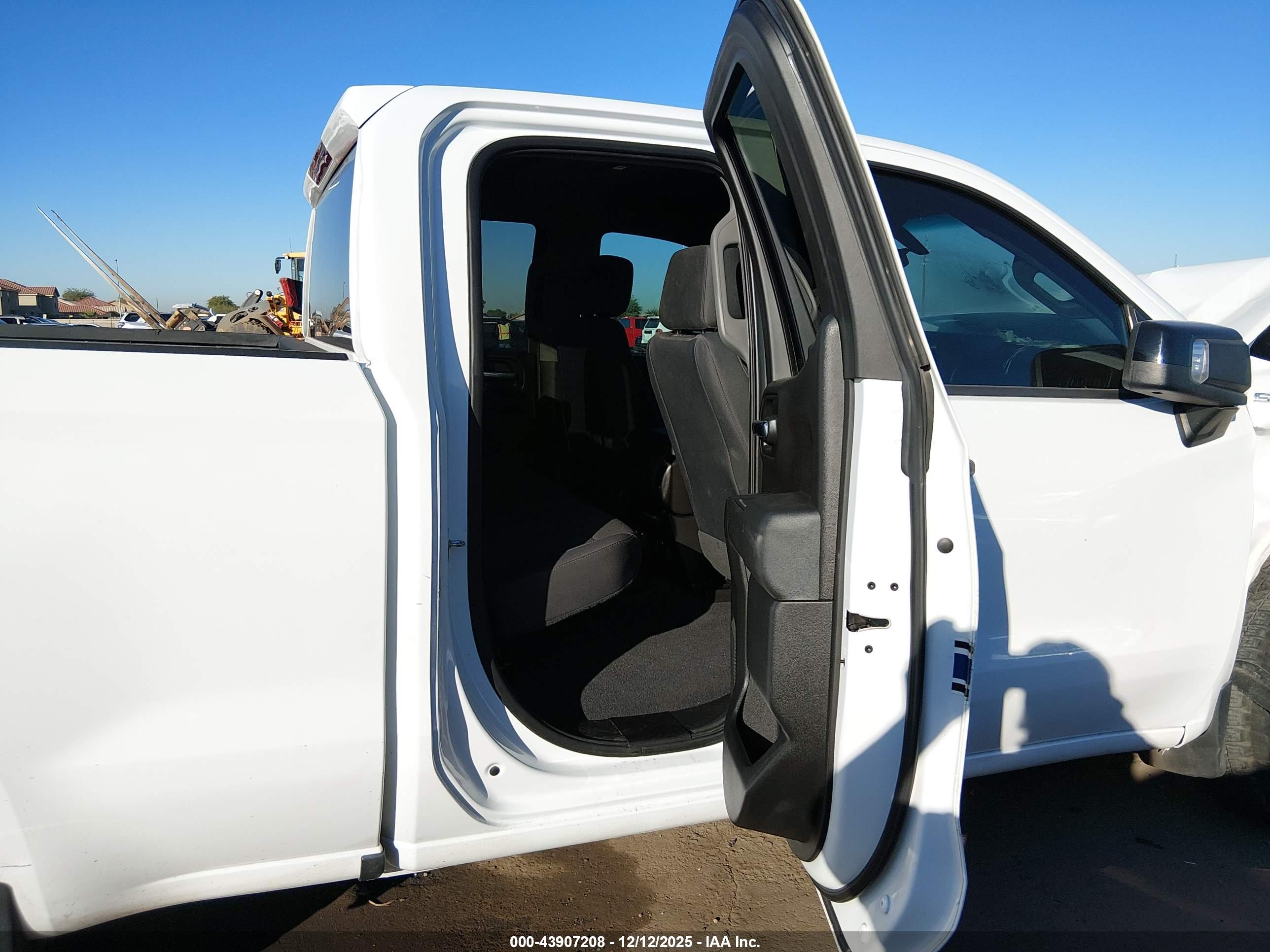 CHEVROLET SILVERADO image 8