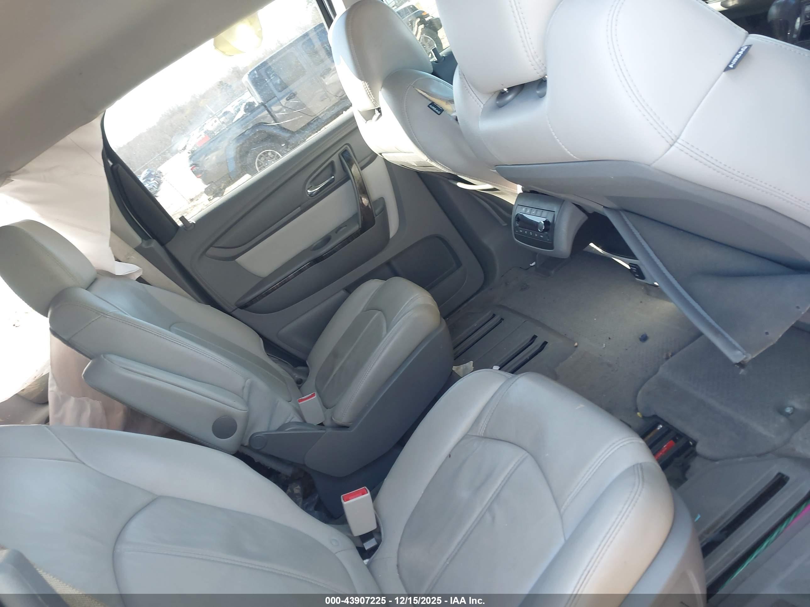 GMC ACADIA image 8