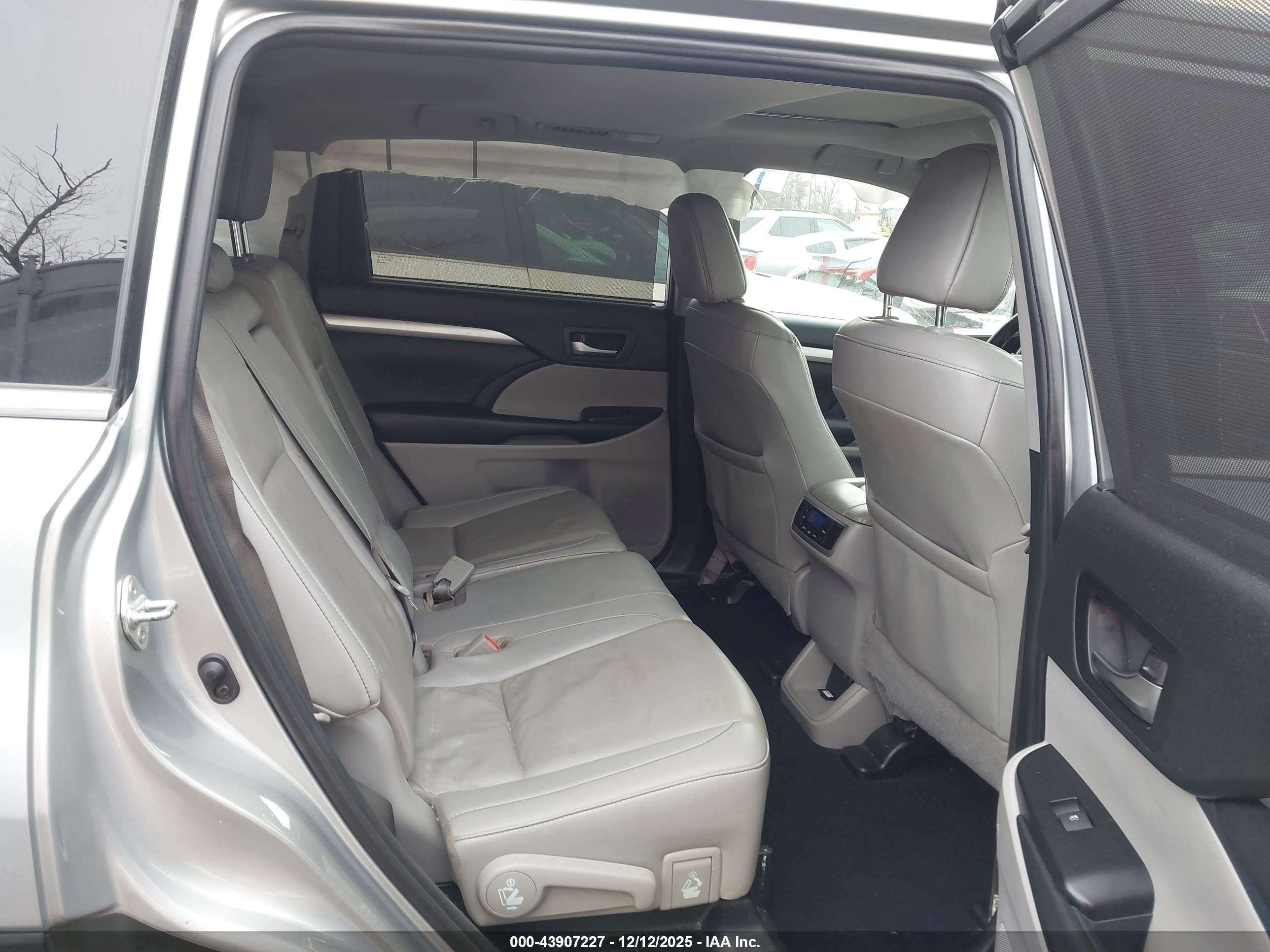 TOYOTA HIGHLANDER image 8