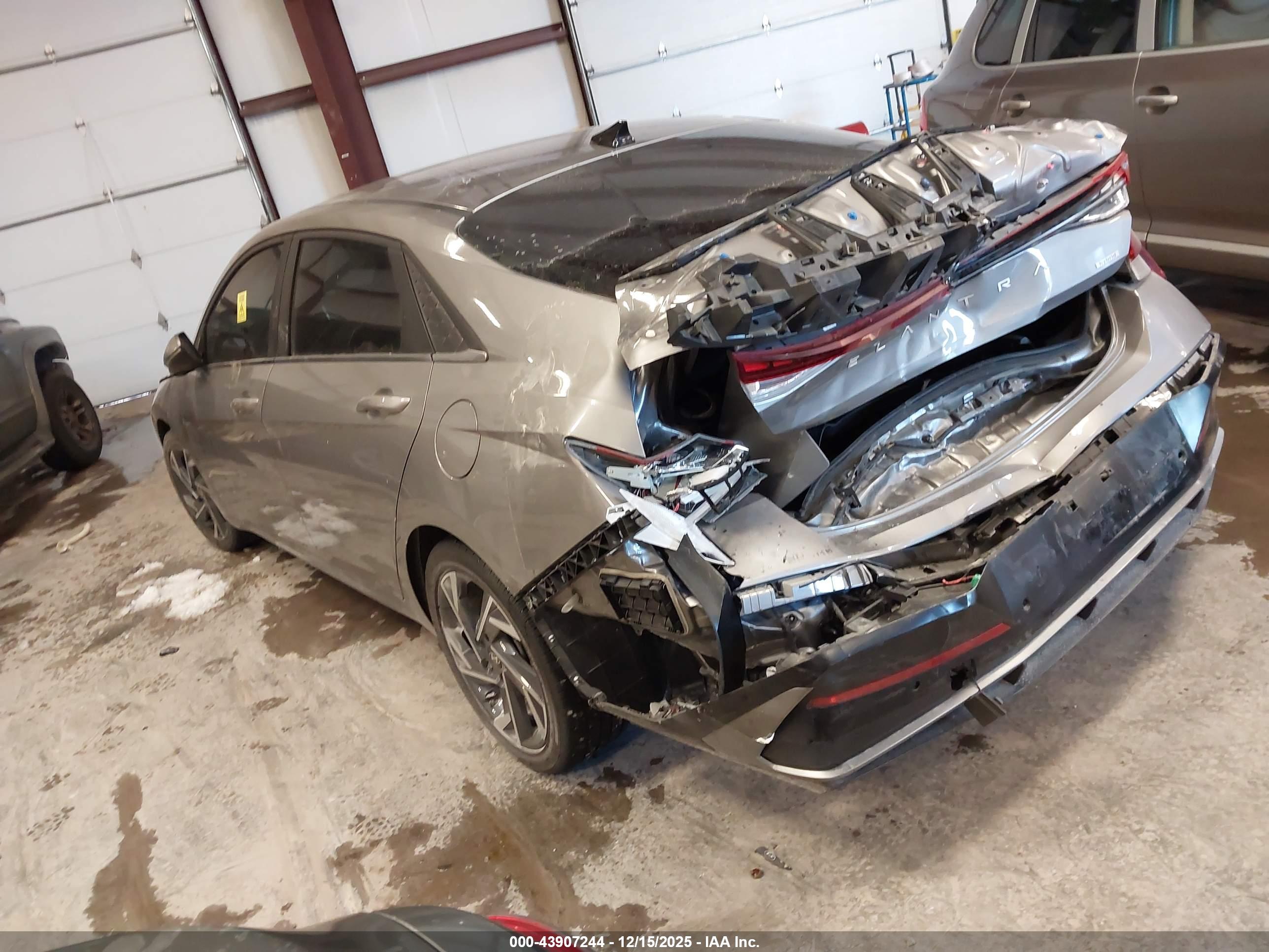 HYUNDAI ELANTRA image 3